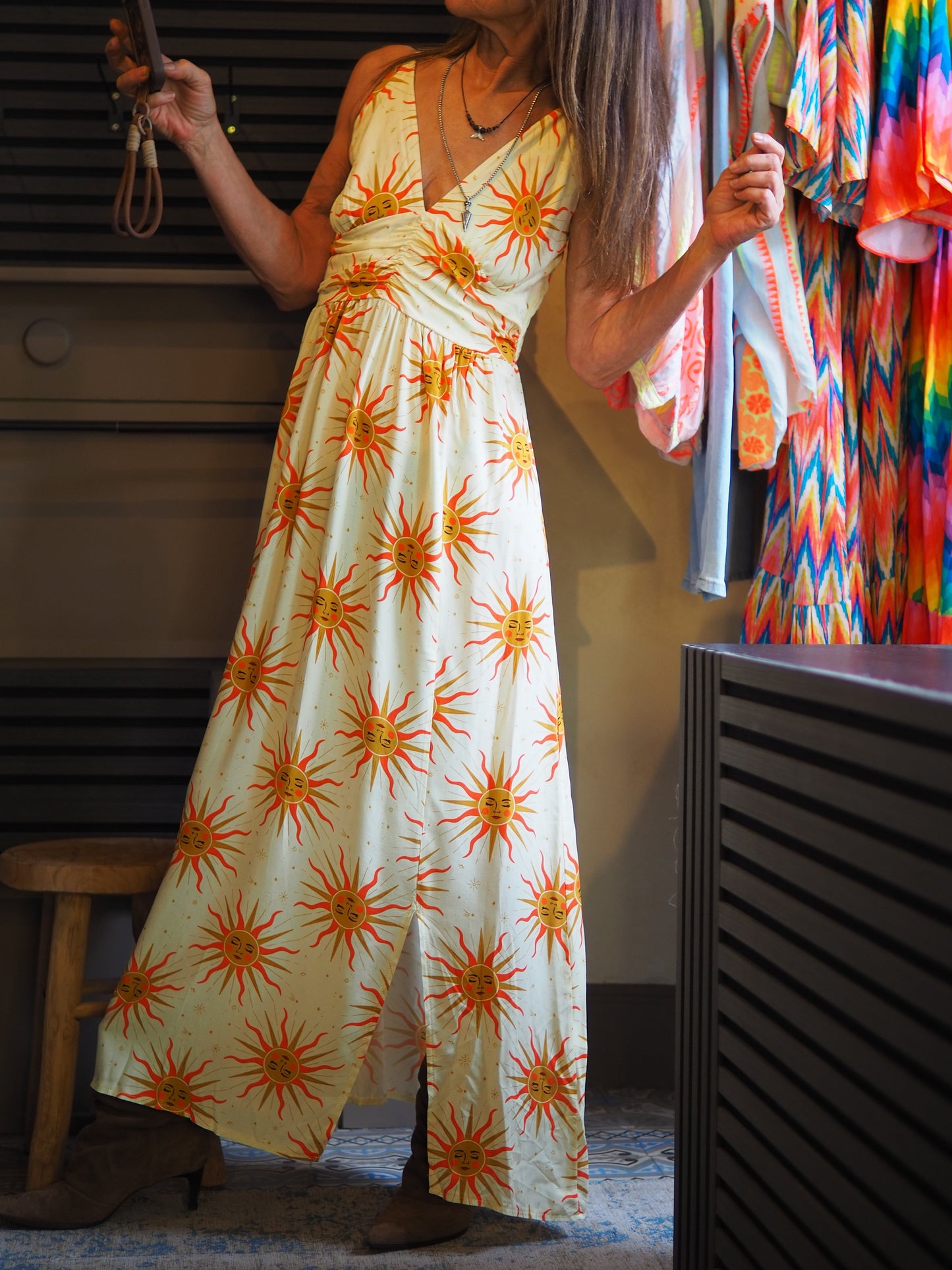 Taille unique convient du 36 au 40.

Mesures : Tour de&nbsp; poitrine 100cm Longueur dos 145cm.&nbsp;
Composition : 100% Viscose.
Cathy mesure 1m66 fait un 36 et porte une taille unique.


Robe jaune beurre, soleils oranges. Dos élastique.