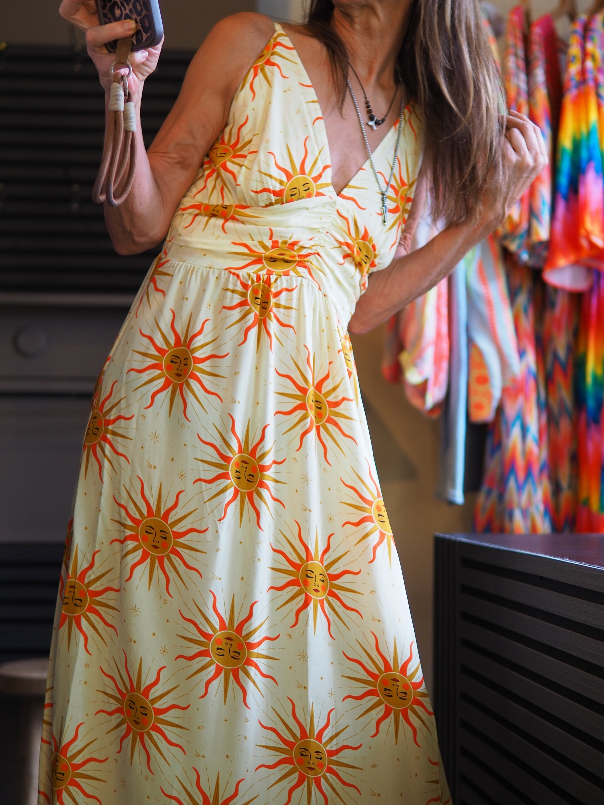 Taille unique convient du 36 au 40.

Mesures : Tour de&nbsp; poitrine 100cm Longueur dos 145cm.&nbsp;
Composition : 100% Viscose.
Cathy mesure 1m66 fait un 36 et porte une taille unique.


Robe jaune beurre, soleils oranges. Dos élastique.