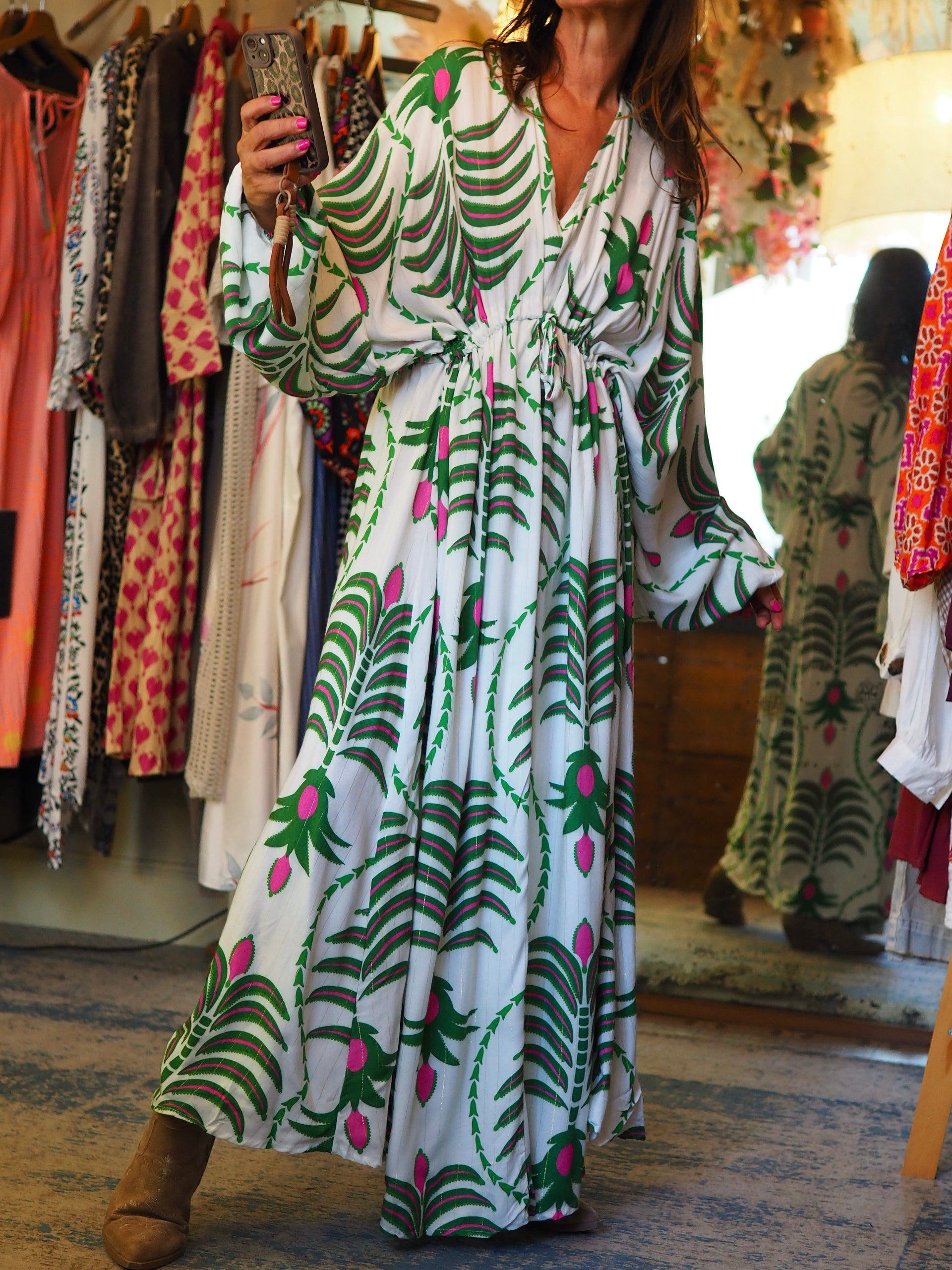 Robe Bohéme. Ecru, vert et rose avec un fil doré. Belles manches. Resserrable en dessous de la poitrine. Une pépite..

100% Viscose.
Taille unique convient du 34 au 46.