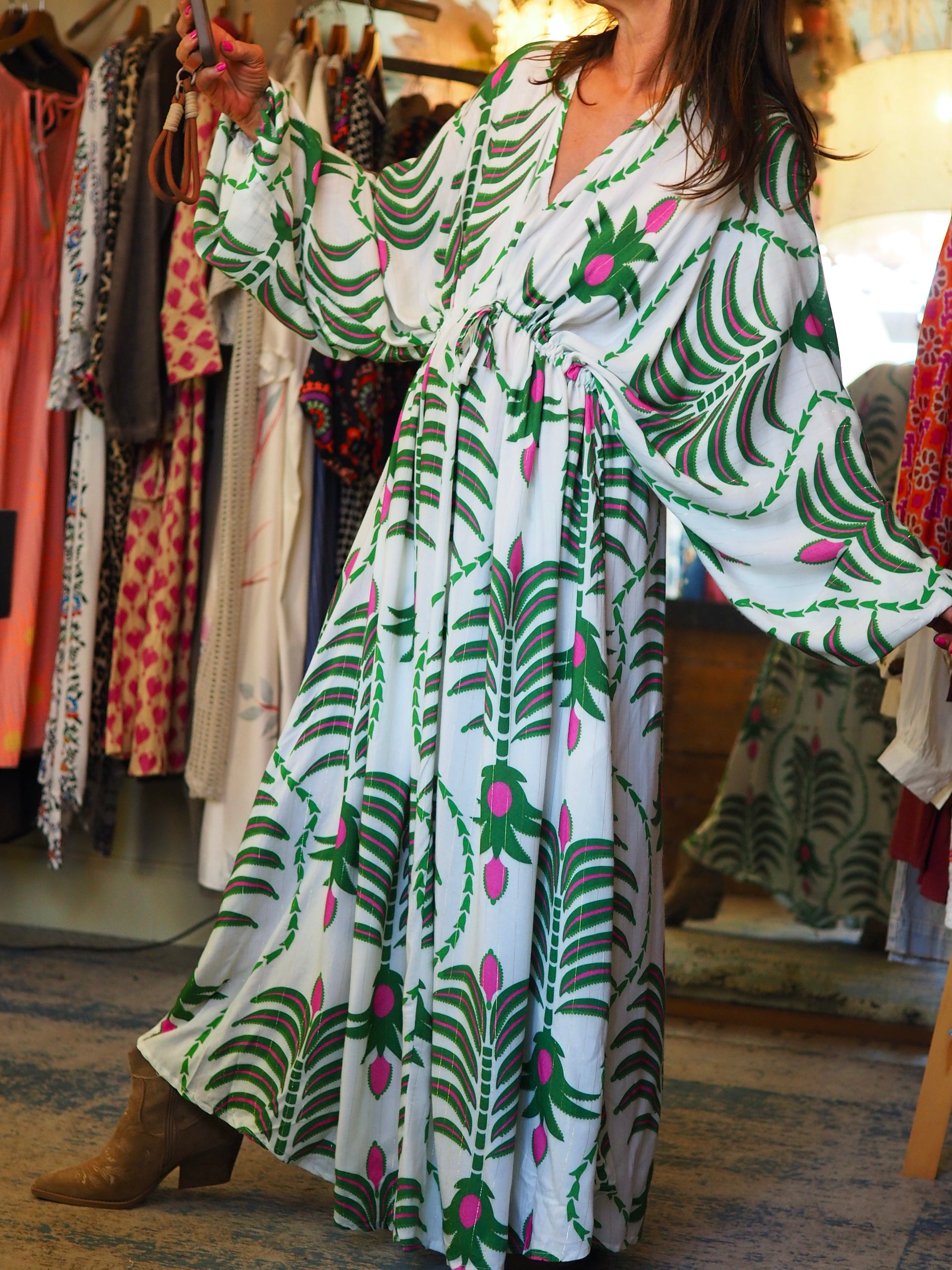 Robe Bohéme. Ecru, vert et rose avec un fil doré. Belles manches. Resserrable en dessous de la poitrine. Une pépite..

100% Viscose.
Taille unique convient du 34 au 46.