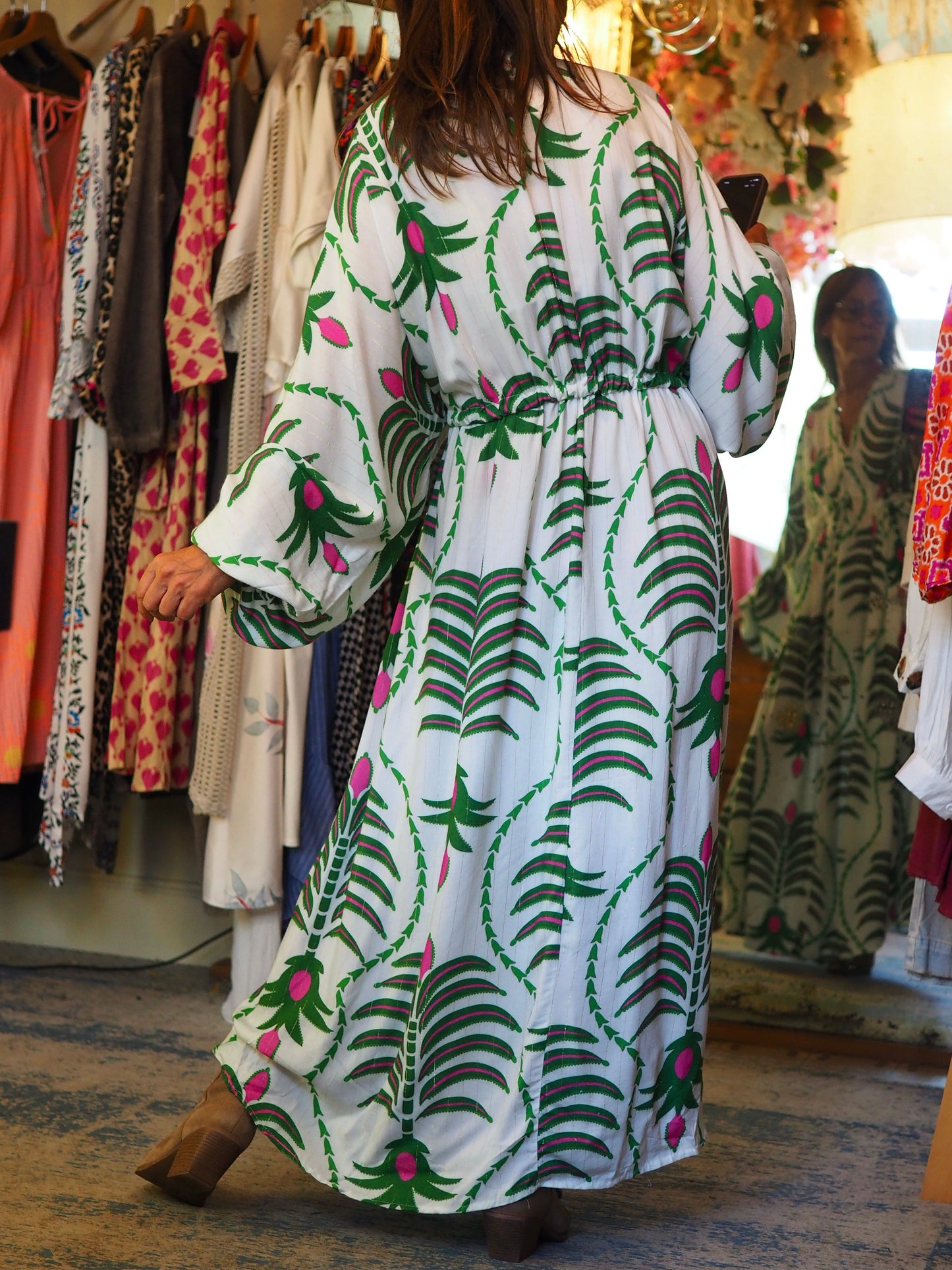 Robe Bohéme. Ecru, vert et rose avec un fil doré. Belles manches. Resserrable en dessous de la poitrine. Une pépite..

100% Viscose.
Taille unique convient du 34 au 46.
