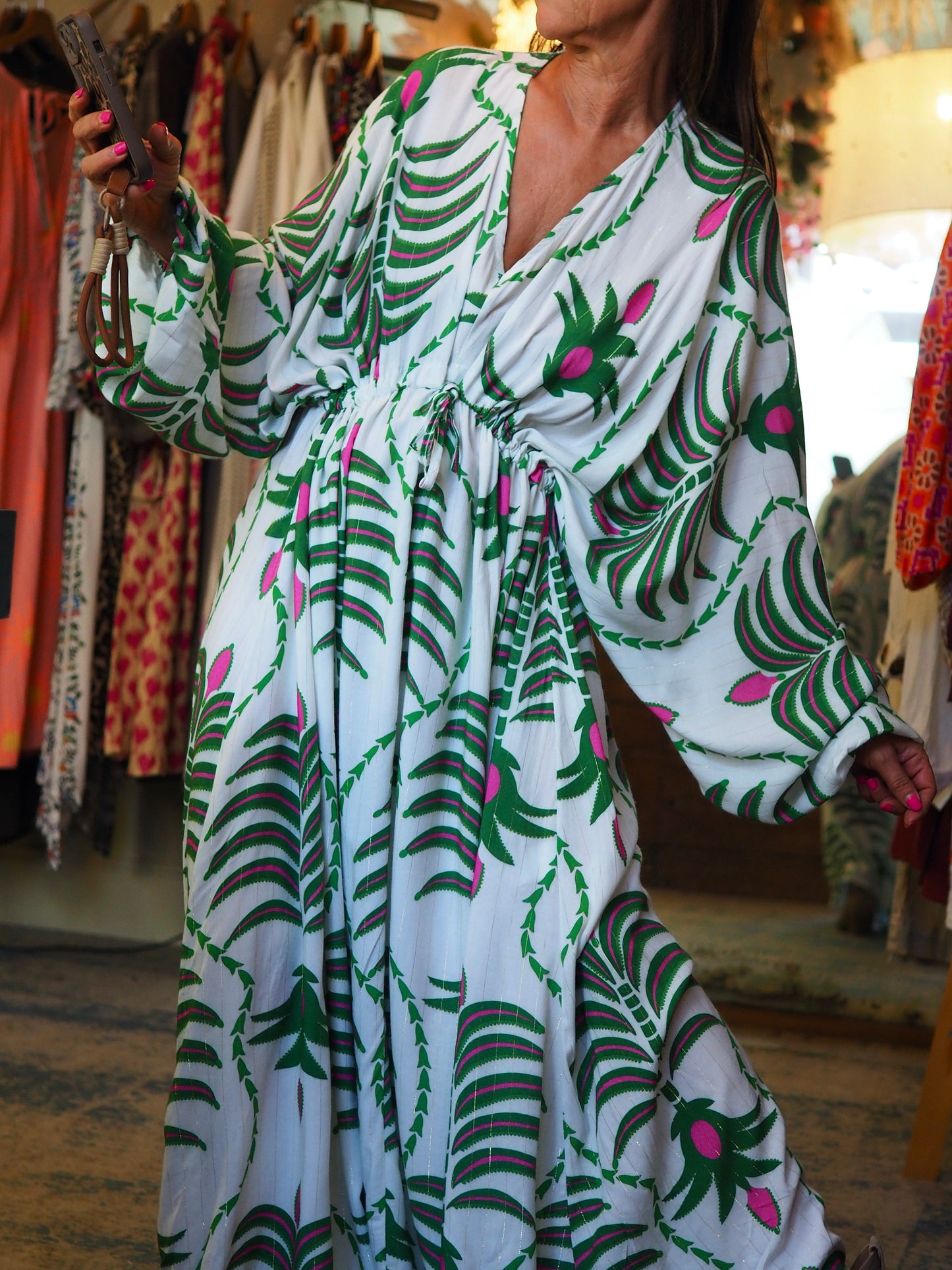 Robe Bohéme. Ecru, vert et rose avec un fil doré. Belles manches. Resserrable en dessous de la poitrine. Une pépite..

100% Viscose.
Taille unique convient du 34 au 46.