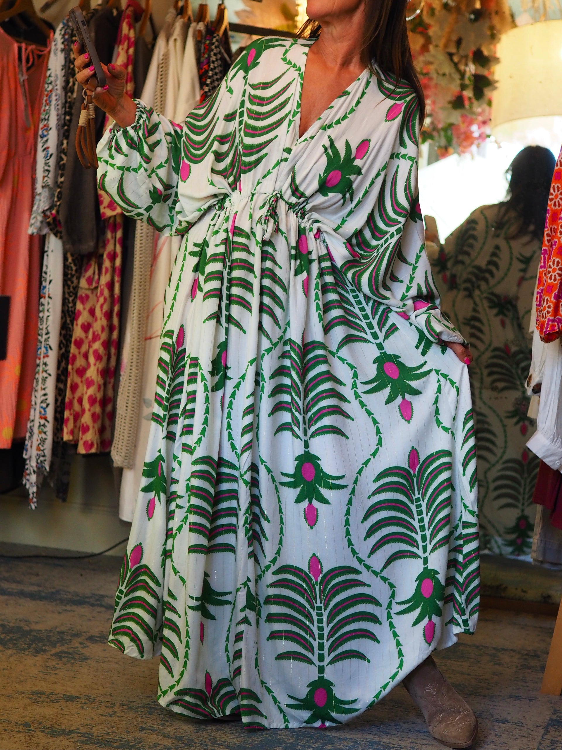 Robe Bohéme. Ecru, vert et rose avec un fil doré. Belles manches. Resserrable en dessous de la poitrine. Une pépite..

100% Viscose.
Taille unique convient du 34 au 46.