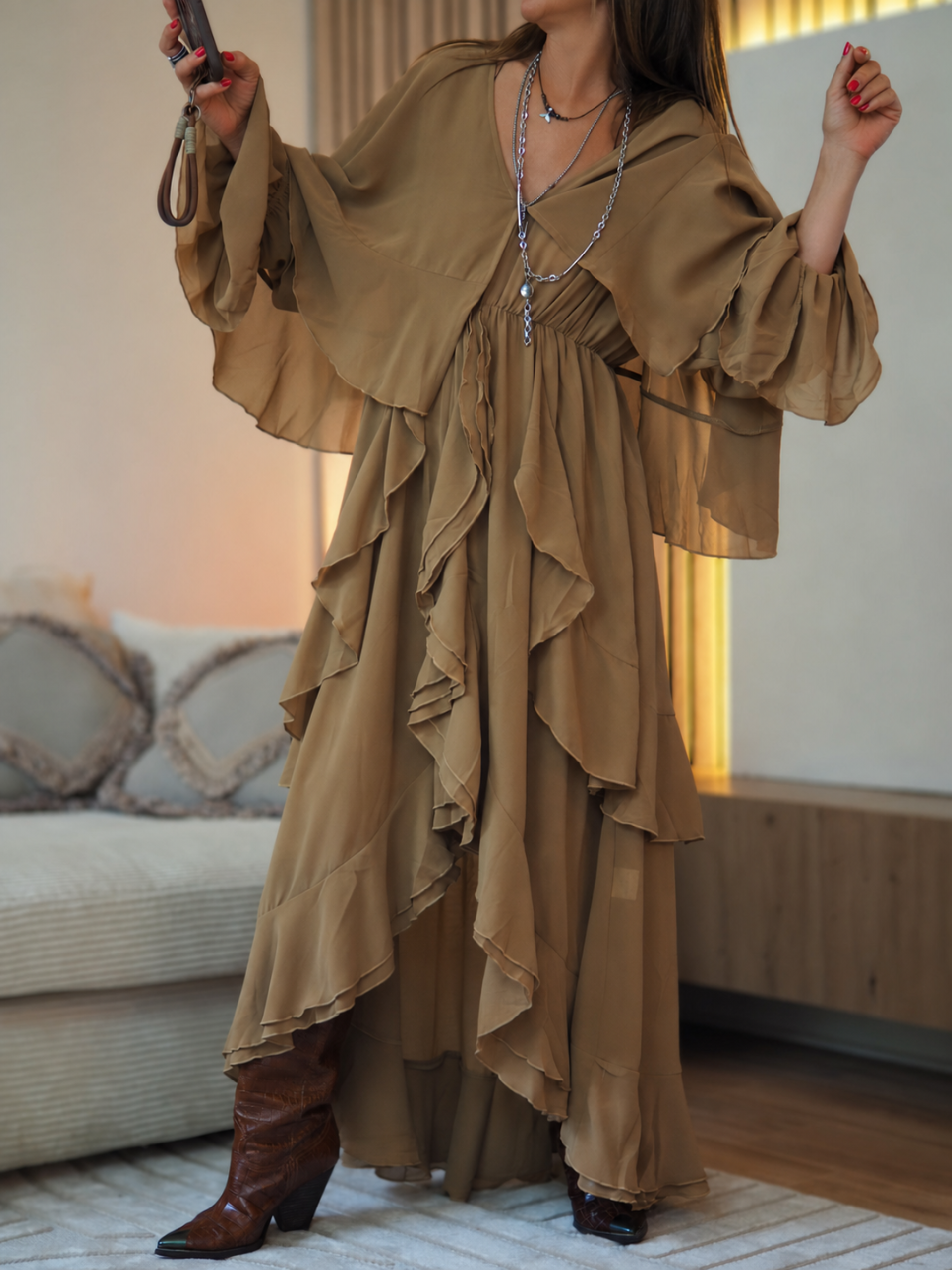 Taille S/M (36/40) et M/L (38/42)


Composition : 30% Soie 70% Polyester.
Cathy mesure 1m66 fait un 36 et porte une taille S/M.


Magnifique robe camel. Une superposition de volants. Manches Longues.
