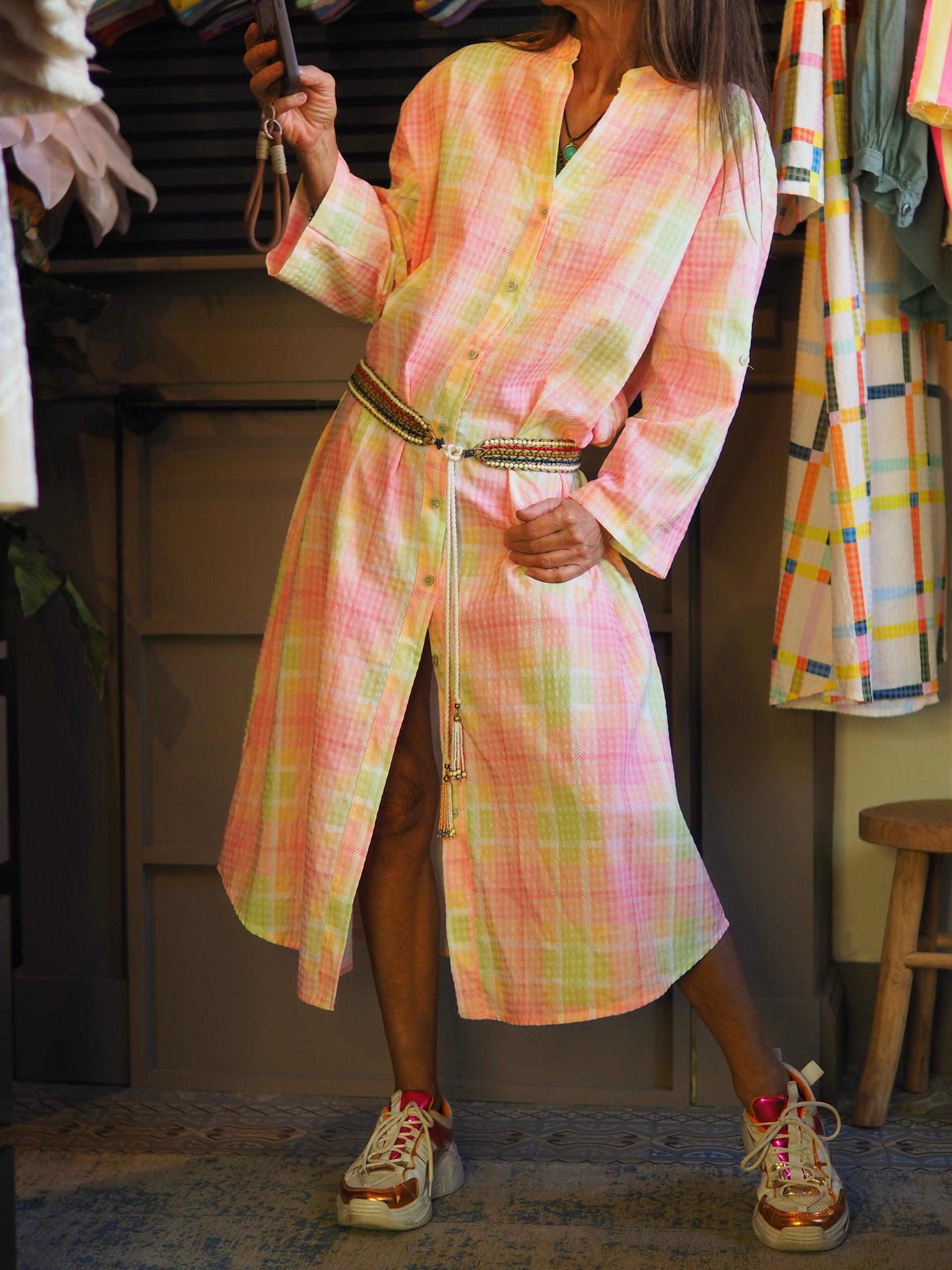 Taille unique convient du 36 au 44.

Mesures : Tour de poitrine 126cm Longueur dos 120cm.
Composition : 100% Coton.
Cathy mesure 1m66 fait un 36 et porte une taille unique.


Robe carreaux dans les tons roses avec flocage dans le dos.