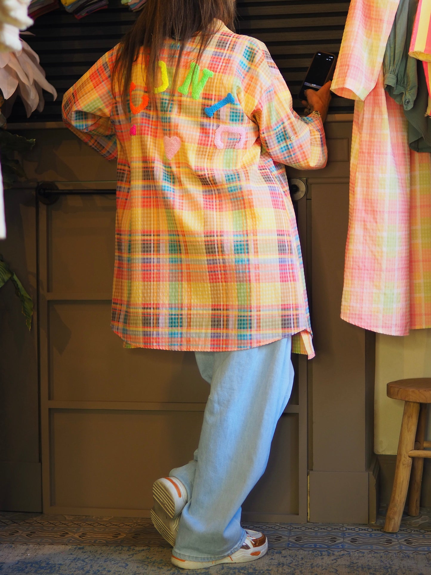 Taille unique convient du 36 au 42.

Mesures : Tour de poitrine 120cm Longueur dos 95cm.
Composition : 100% Coton.
Cathy mesure 1m66 fait un 36 et porte une taille unique.


Tunique ou robe à carreaux dans les ton orangés avec flocage dans le dos.