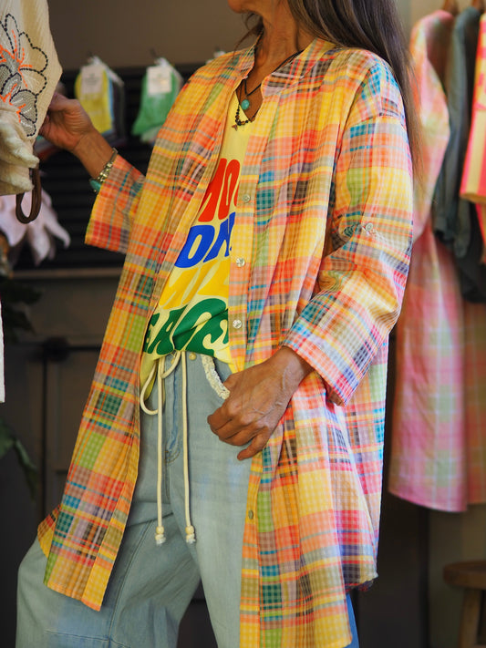 Taille unique convient du 36 au 42.

Mesures : Tour de poitrine 120cm Longueur dos 95cm.
Composition : 100% Coton.
Cathy mesure 1m66 fait un 36 et porte une taille unique.


Tunique ou robe à carreaux dans les ton orangés avec flocage dans le dos.