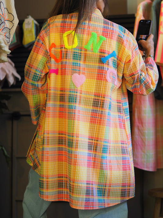 Taille unique convient du 36 au 42.

Mesures : Tour de poitrine 120cm Longueur dos 95cm.
Composition : 100% Coton.
Cathy mesure 1m66 fait un 36 et porte une taille unique.


Tunique ou robe à carreaux dans les ton orangés avec flocage dans le dos.