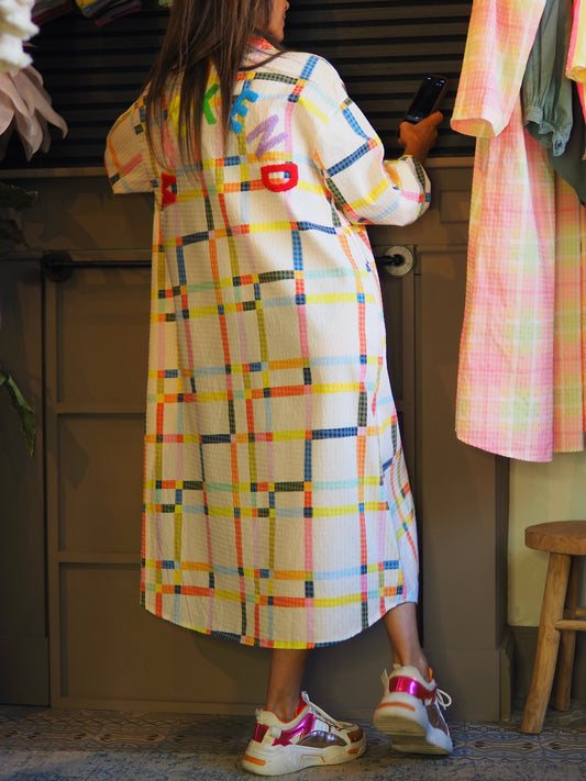 Taille unique convient du 36 au 44.

Mesures : Tour de poitrine 126cm Longueur dos 120cm.
Composition : 100% Coton.
Cathy mesure 1m66 fait un 36 et porte une taille unique.


Robe carreaux dans les tons écrus et colorés avec flocage dans le dos.