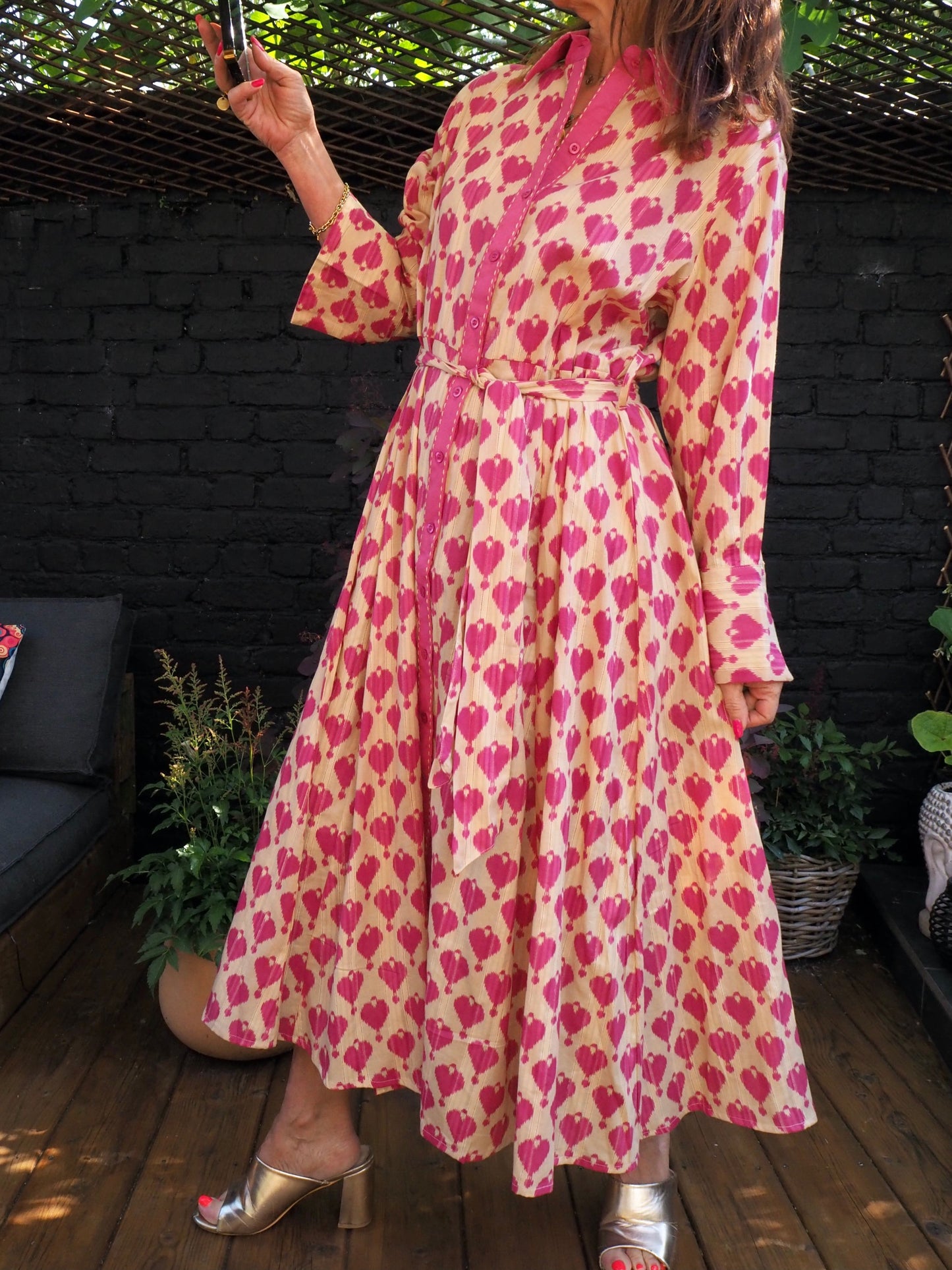 100% Coton. Taille unique du 36 au 42/44. Largeur aisselle à aisselle 60cm.