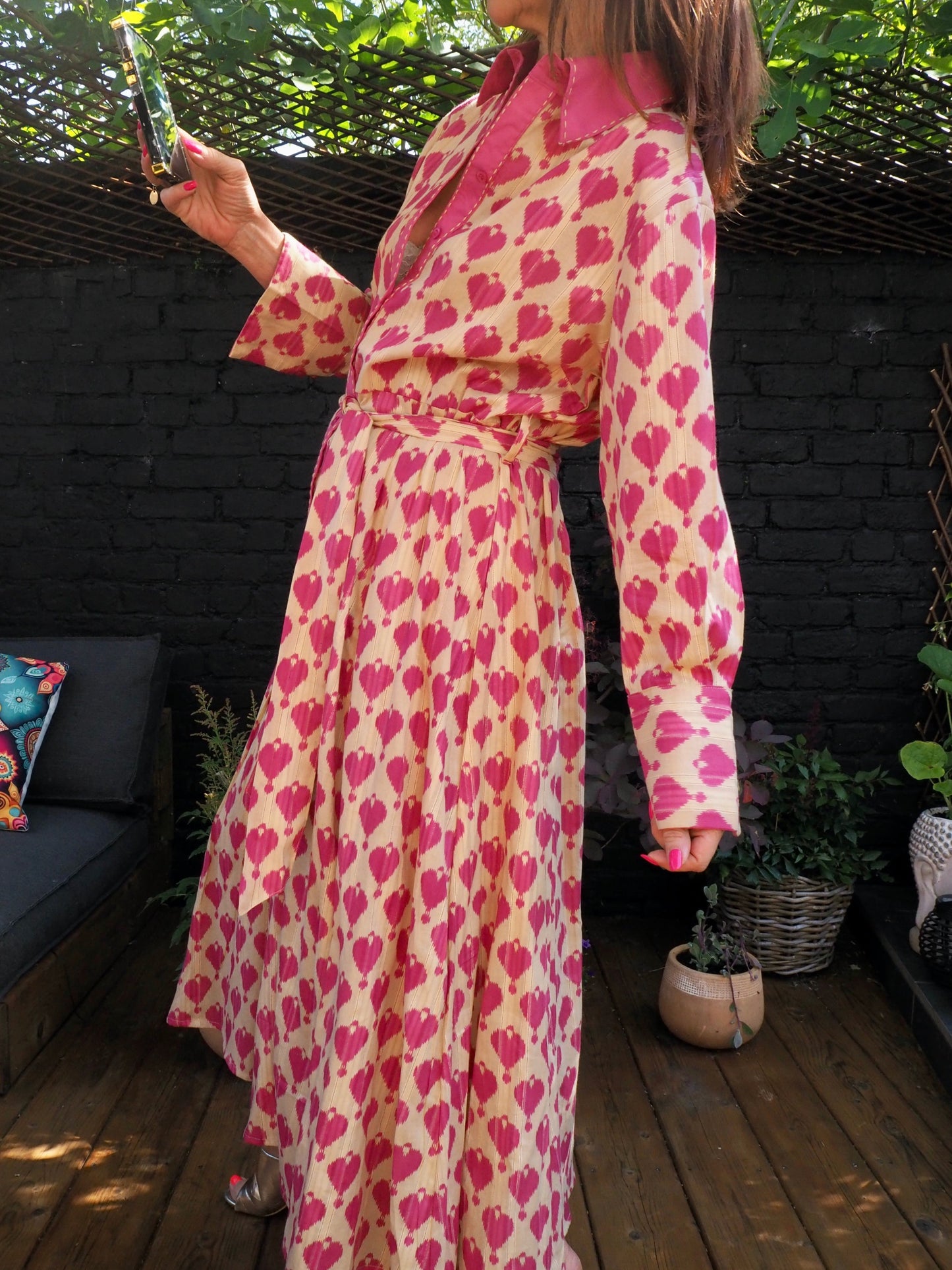 100% Coton. Taille unique du 36 au 42/44. Largeur aisselle à aisselle 60cm.