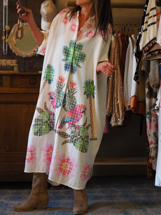 Robe large coupe droite. Tissus effet carreaux. Un peu plus longue à l'arrière. Trés agréable à porter.

65% Polyester 35% Coton.
Taille unique convient du 36 au 46 et plus.
 Tour de poitrine 170cm Longueur dos 129cm.