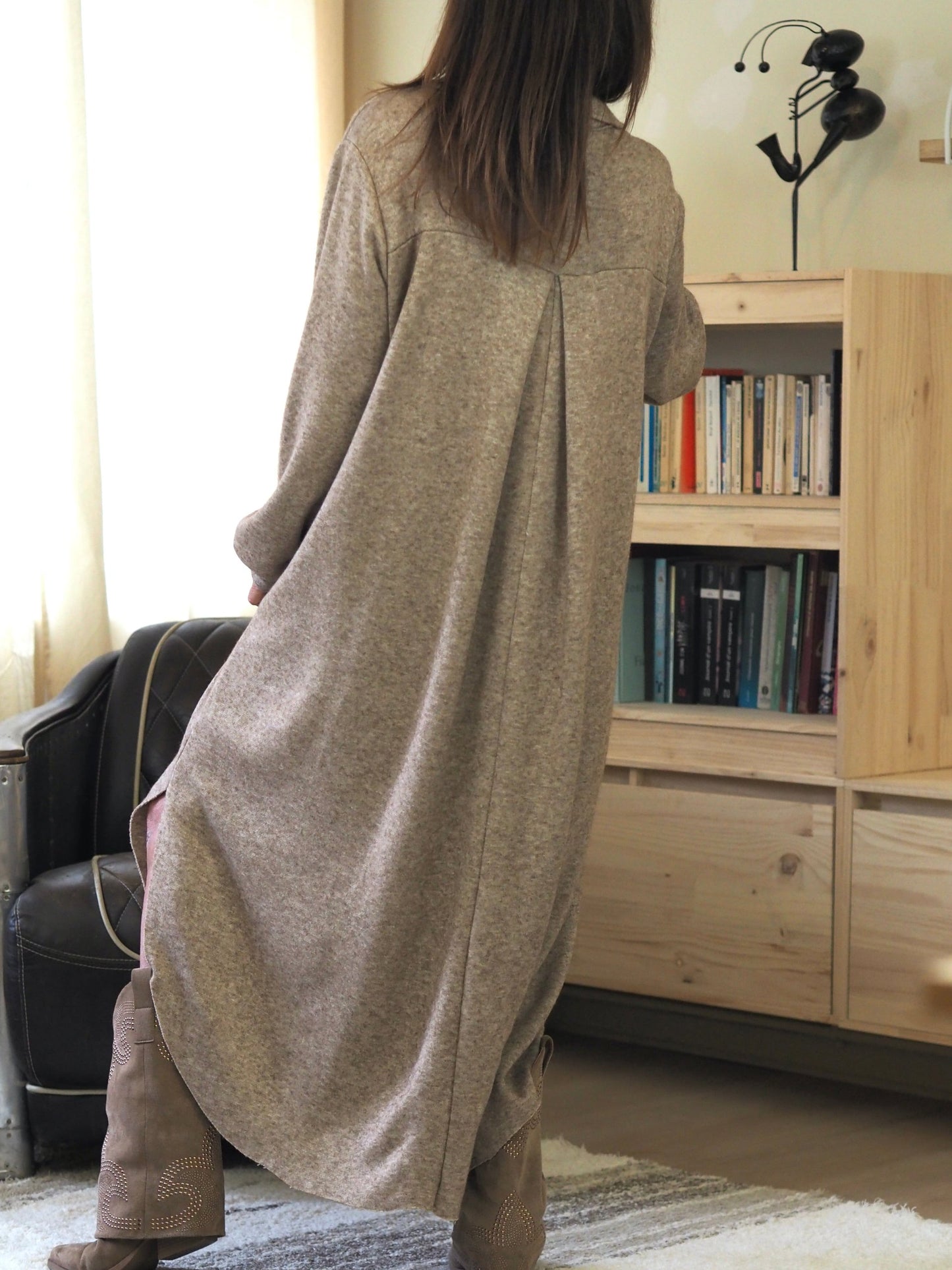 Robe hyper douce camel chiné. Poches cotés.

45% Viscose 36% Polyester 19% Polyamide.
Taille unique convient du 36 au 46.
 Tour de poitrine 130cm Longueur dos 125cm.