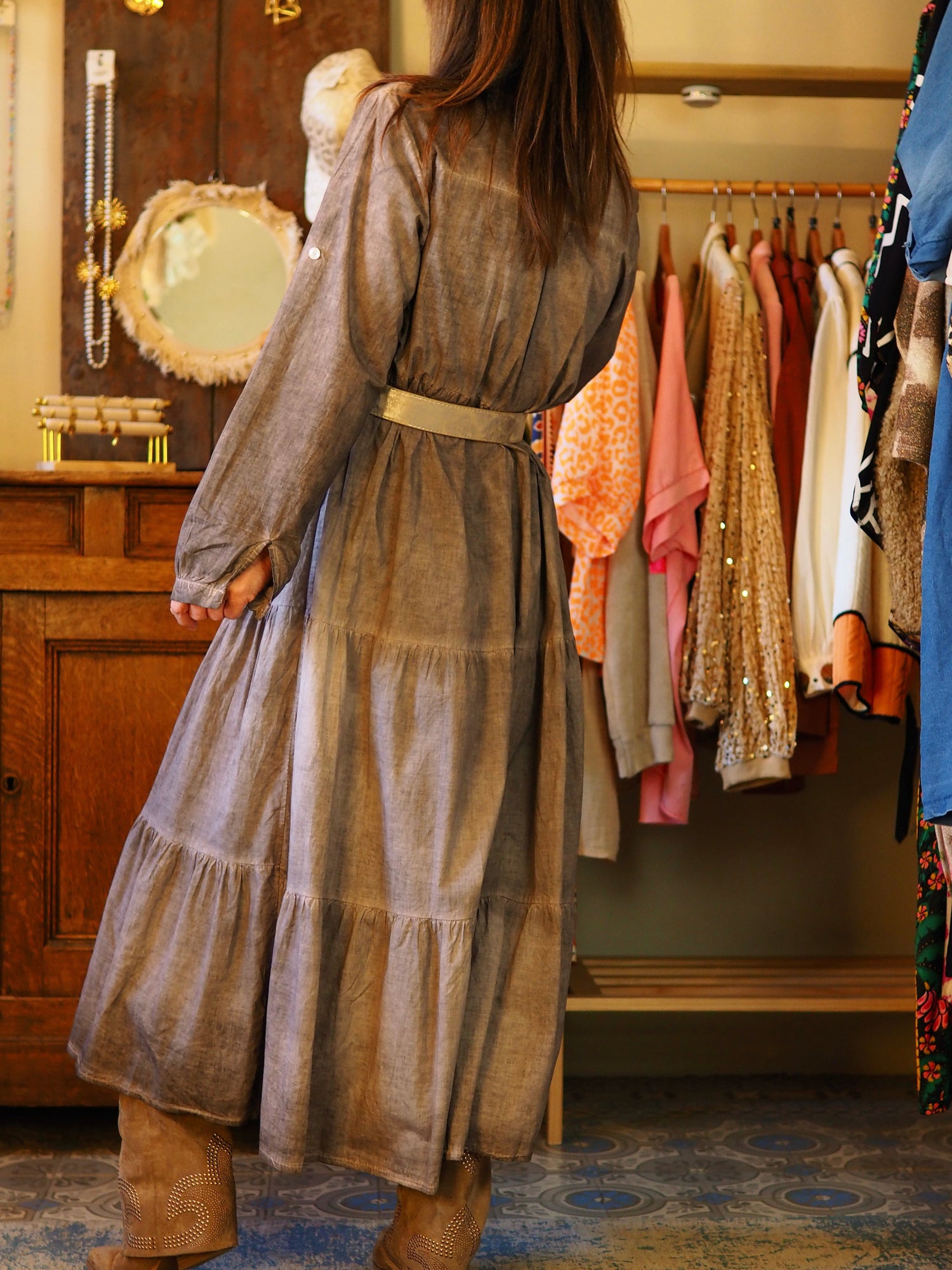 Robe longue chocolat délavé. Boutonnée à l'avant.

100% Coton.
Taille unique convient du 36 au 40.
Tour de poitrine 118cm Longueur dos 132cm.