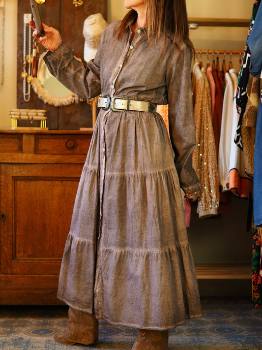 Robe longue chocolat délavé. Boutonnée à l'avant.

100% Coton.
Taille unique convient du 36 au 40.
Tour de poitrine 118cm Longueur dos 132cm.