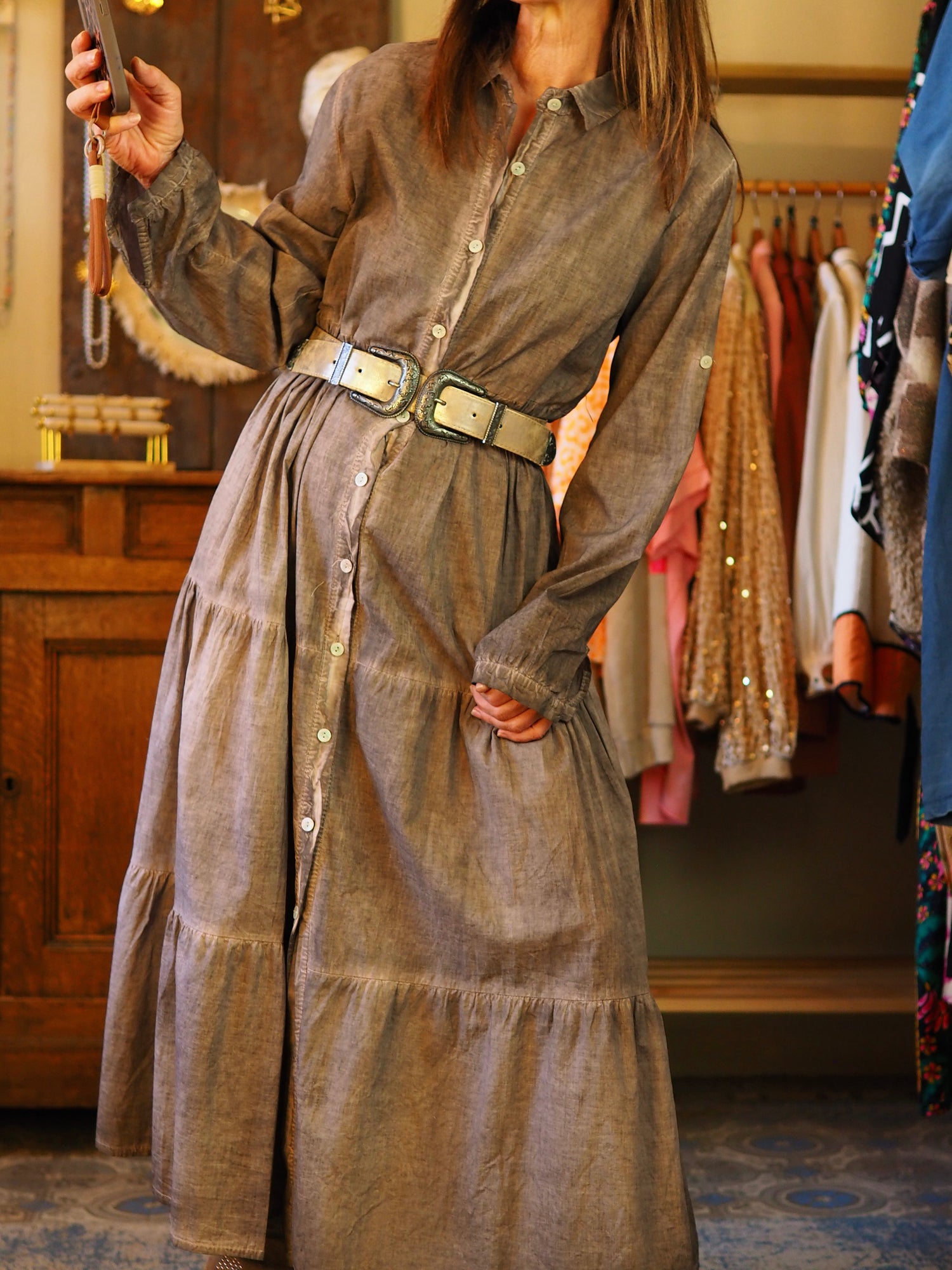 Robe longue chocolat délavé. Boutonnée à l'avant.

100% Coton.
Taille unique convient du 36 au 40.
Tour de poitrine 118cm Longueur dos 132cm.