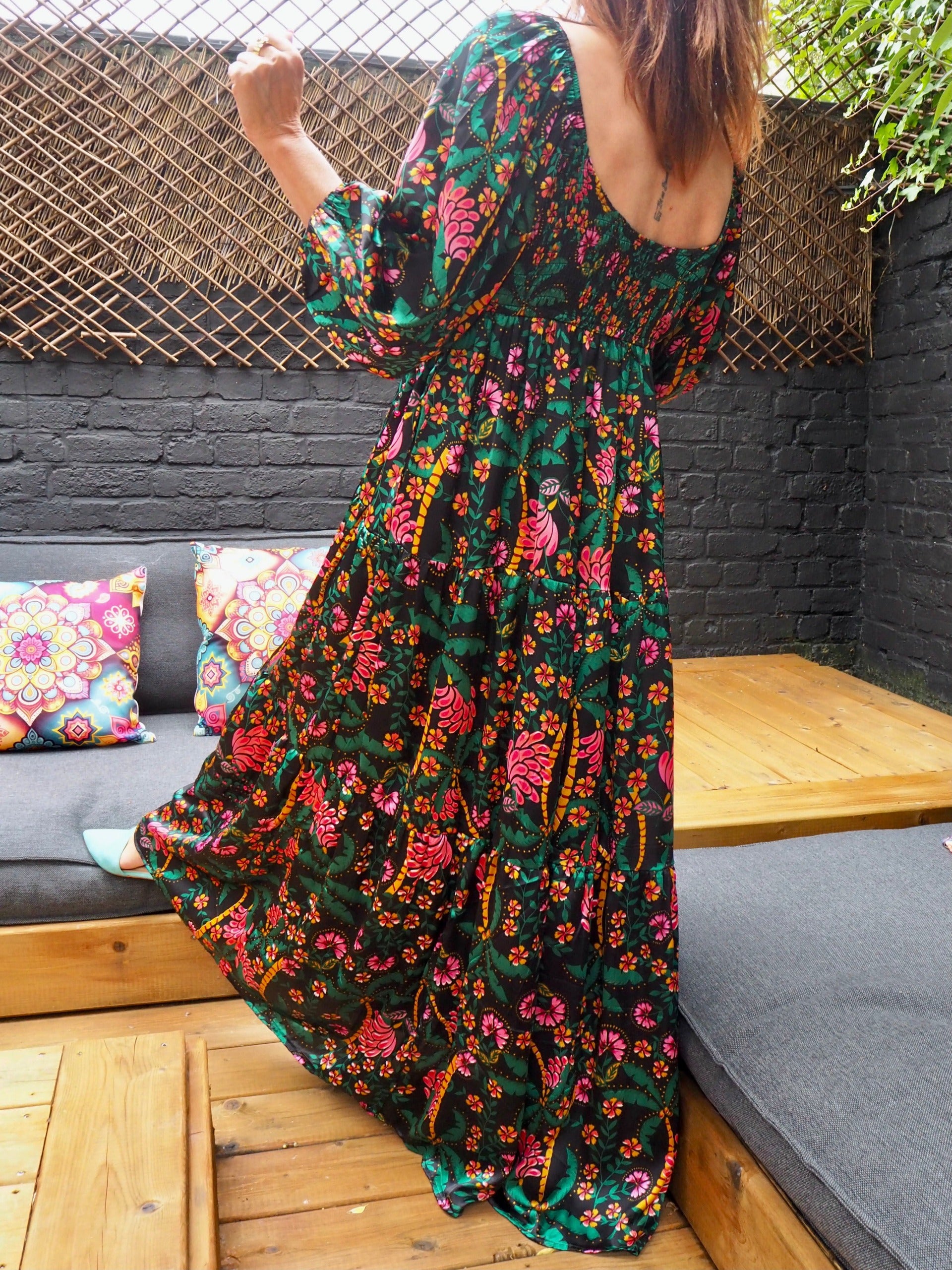 Robe satinée, fond noir avec motifs et sequins colorés....une merveille   100% fibre synthétique. Taille 1- 36/38  Taille 2-40/42.