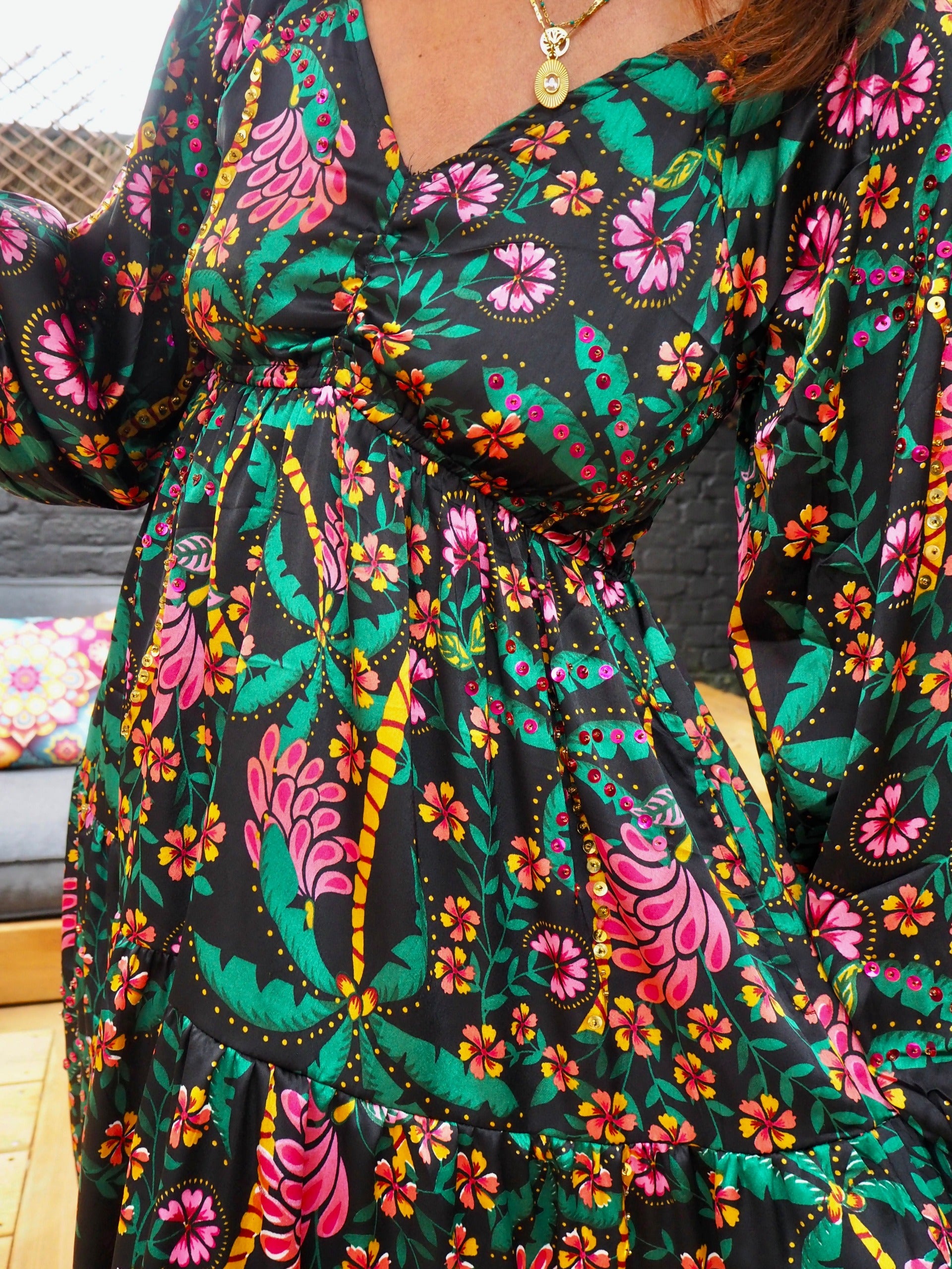 Robe satinée, fond noir avec motifs et sequins colorés....une merveille   100% fibre synthétique. Taille 1- 36/38  Taille 2-40/42.