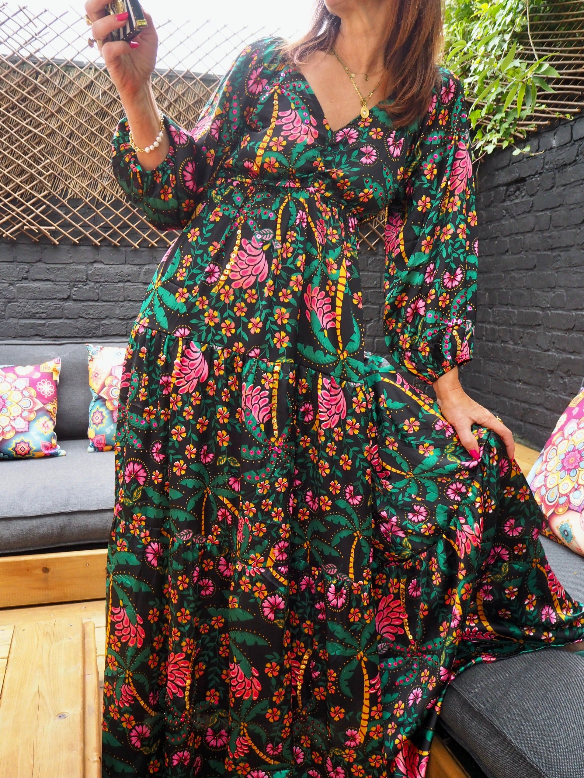 Robe satinée, fond noir avec motifs et sequins colorés....une merveille   100% fibre synthétique. Taille 1- 36/38  Taille 2-40/42.