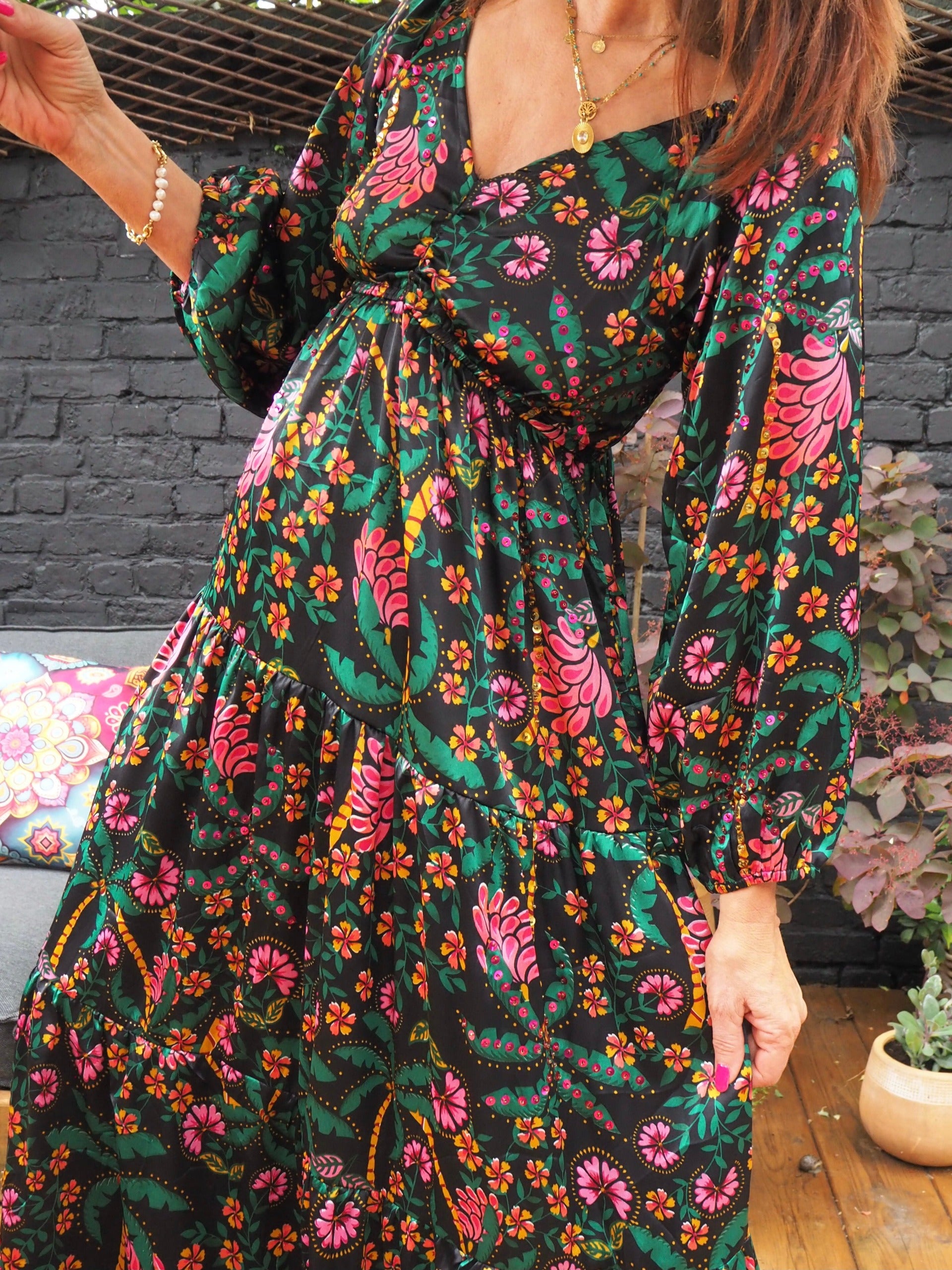 Robe satinée, fond noir avec motifs et sequins colorés....une merveille   100% fibre synthétique. Taille 1- 36/38  Taille 2-40/42.
