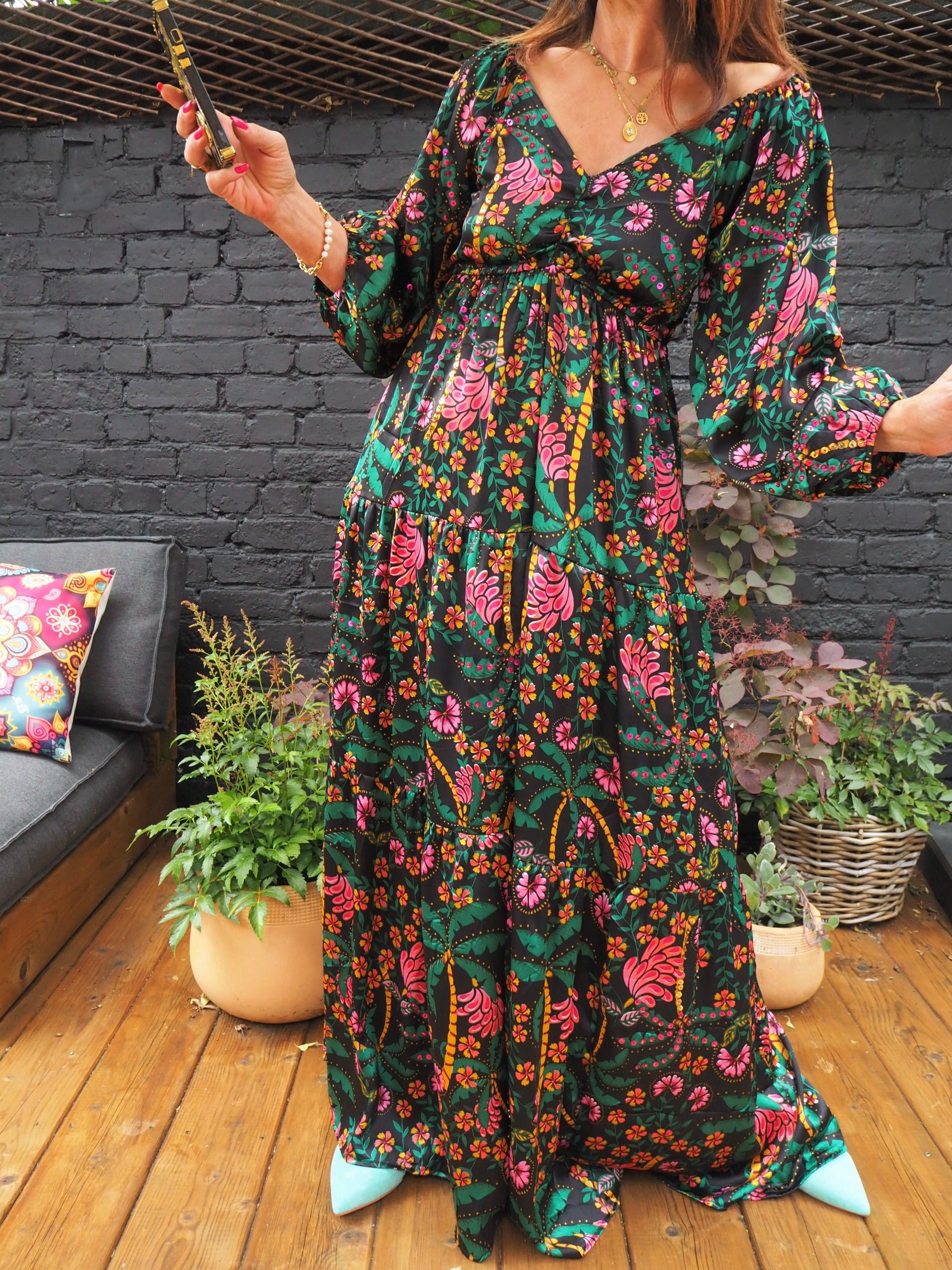 Robe satinée, fond noir avec motifs et sequins colorés....une merveille   100% fibre synthétique. Taille 1- 36/38  Taille 2-40/42.