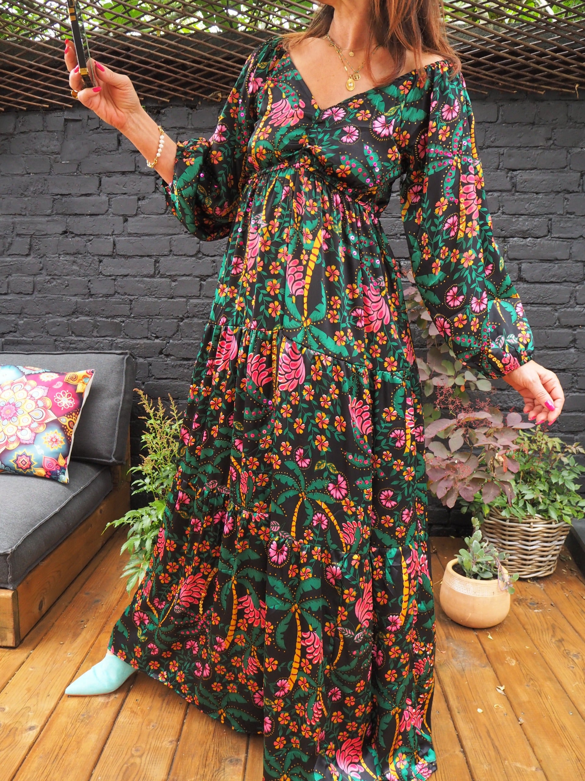 Robe satinée, fond noir avec motifs et sequins colorés....une merveille   100% fibre synthétique. Taille 1- 36/38  Taille 2-40/42.