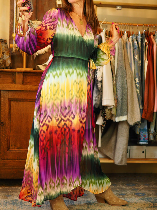 Magnifique robe portefeuille multicolor. Réglabe avec ses cordons. Doublée jusqu'au dessus du genoux. 

75% Polyester 25% Soie.
Taille S Taille M et Taille L.
Largeur dos ( aisselle à aisselle) S:49cm  M:52cm L:55cm