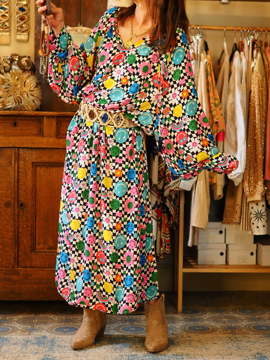 Robe magnifique smiley, manches bien bouffantes. 2 poches cotés. 

100% Viscose.
Taille unique convient du 36 au 46.
Tour de poitrine 148cm Longueur dos 139cm.