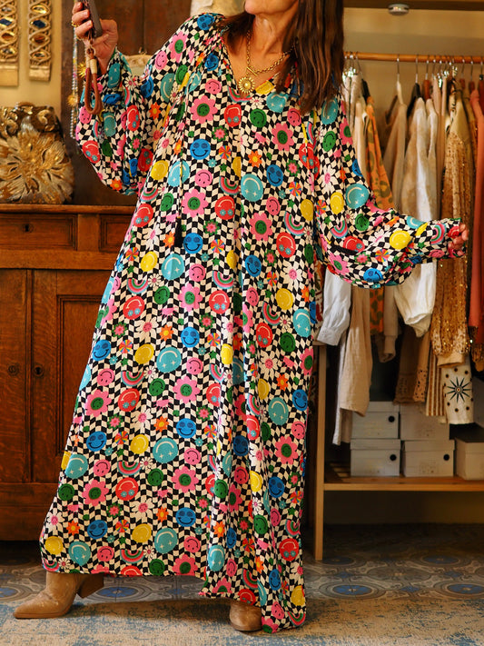 Robe magnifique smiley, manches bien bouffantes. 2 poches cotés. 

100% Viscose.
Taille unique convient du 36 au 46.
Tour de poitrine 148cm Longueur dos 139cm.