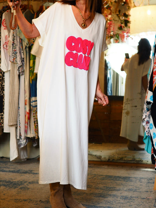 Robe teeshirt blanc cassé, inscriptions roses fluos.

100% Coton.
Taille unique convient du 36 au 44.
Tour de poitrine 140cm Longueur dos 120cm.