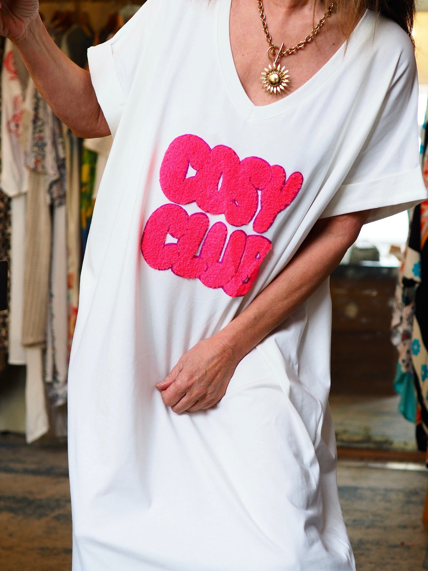 Robe teeshirt blanc cassé, inscriptions roses fluos.

100% Coton.
Taille unique convient du 36 au 44.
Tour de poitrine 140cm Longueur dos 120cm.