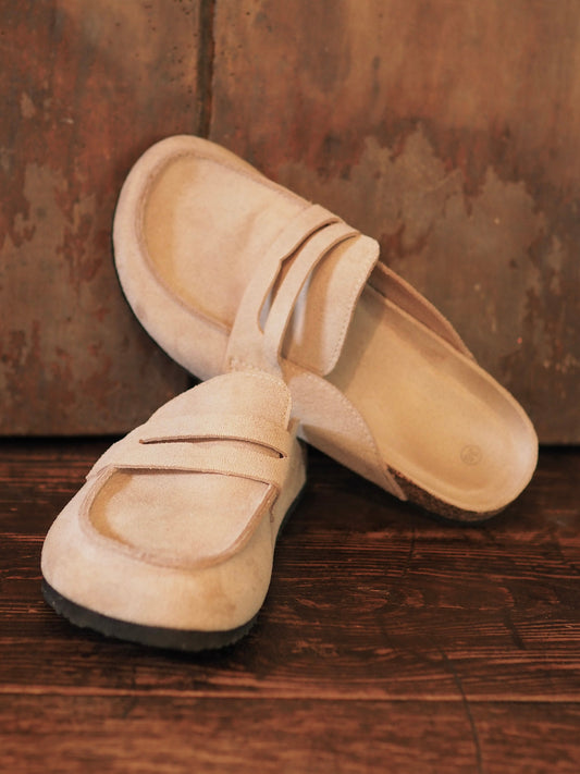 Sabots beige avec coutures. Imitation daim. 

Hauteur talon 2,5cm.
Taille normal.
