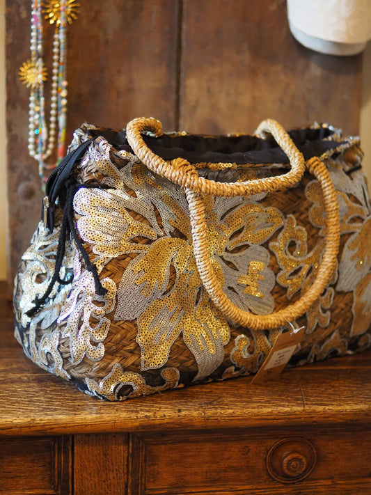 Sac en paille recouvert de dentelle sequins. Entiérement doublé noir. Fermeture tirette.

100% Paille 100% Polyester
Dimensions : Longueur 49cm Largeur 24cm Hauteur 28cm.