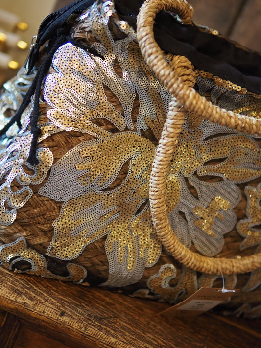 Sac en paille recouvert de dentelle sequins. Entiérement doublé noir. Fermeture tirette.

100% Paille 100% Polyester
Dimensions : Longueur 49cm Largeur 24cm Hauteur 28cm.
