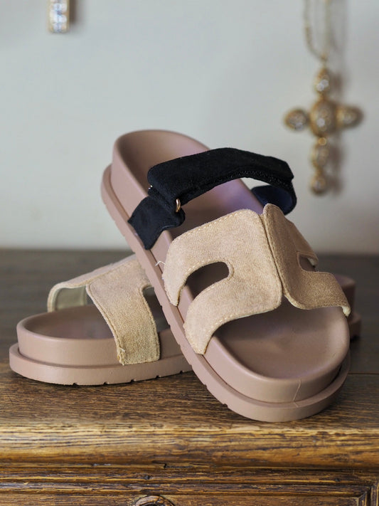 Mules beiges et noires, réglable avec scratch. Taille normal. Du 36 au 41.