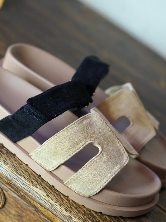 Mules beiges et noires, réglable avec scratch. Taille normal. Du 36 au 41.