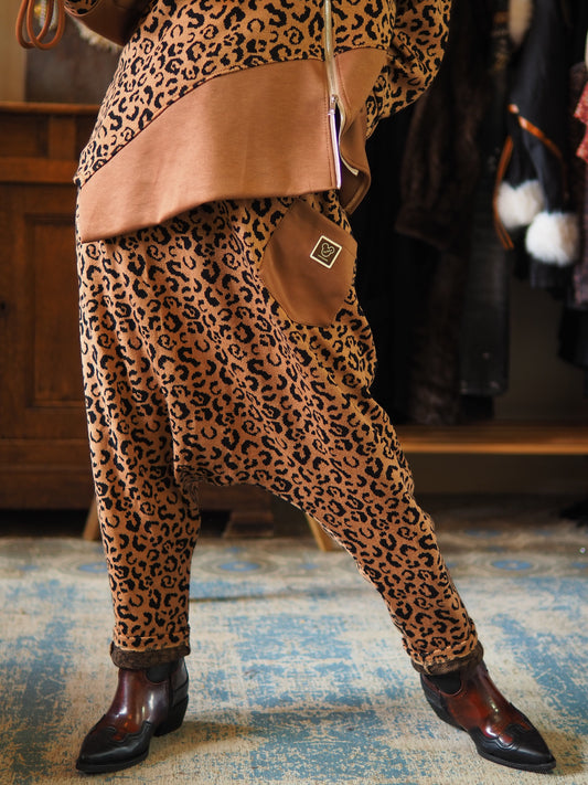 Pantalon sarouel camel.

Taille unique convient du 36 au 42.
55% Viscose 23% PBT 19% Nylon 3% Elasthane.
Tour de taille maximum 116cm.