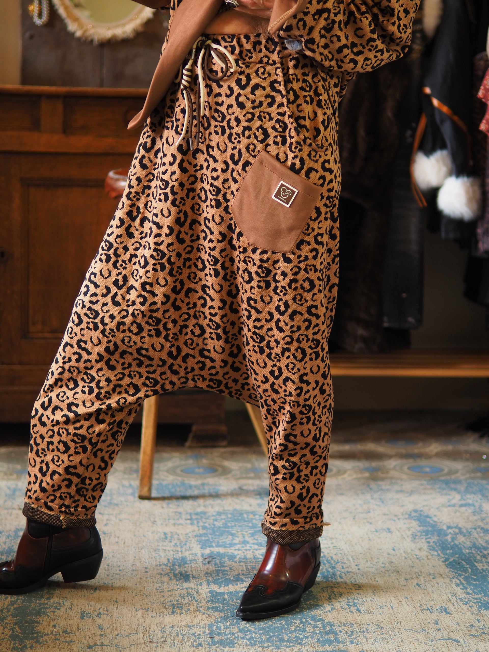 Pantalon sarouel camel.

Taille unique convient du 36 au 42.
55% Viscose 23% PBT 19% Nylon 3% Elasthane.
Tour de taille maximum 116cm.