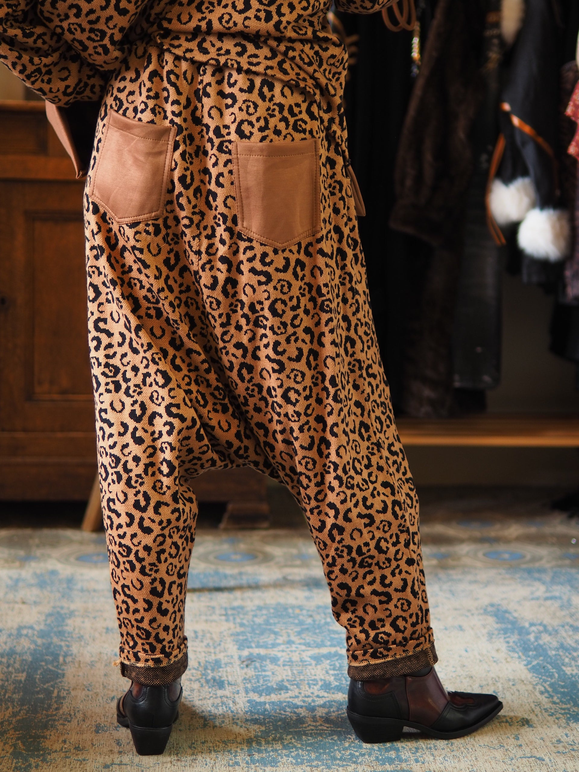 Pantalon sarouel camel.

Taille unique convient du 36 au 42.
55% Viscose 23% PBT 19% Nylon 3% Elasthane.
Tour de taille maximum 116cm.