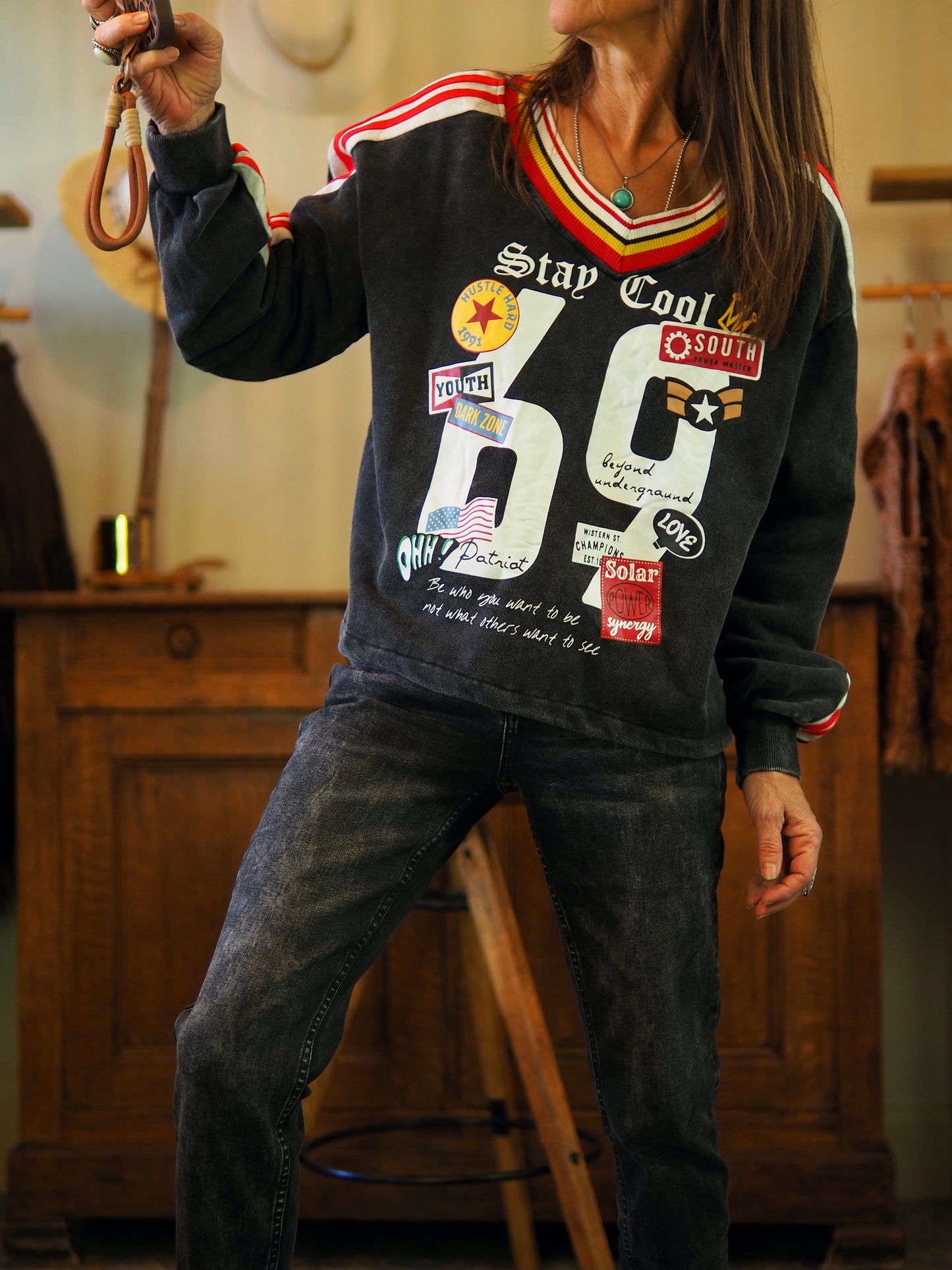 Magnifique sweat anthracite aux inscriptions stylées et col V. À adopter pour un look casual intemporel et sophistiqué.

Taille unique convient du 36 au 42.
100% Coton .
Tour de poitrine 124cm Longueur dos 50cm.