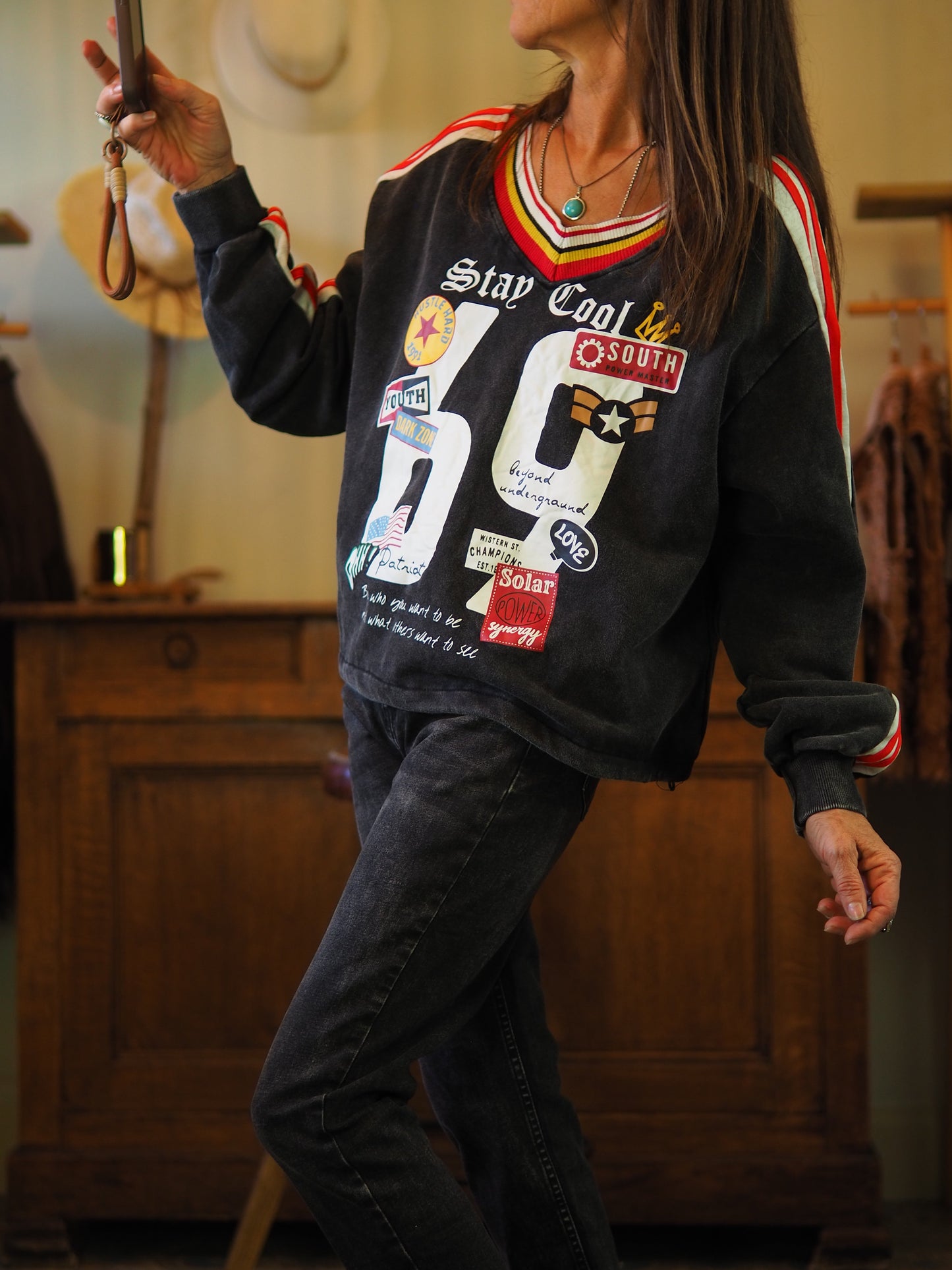 Magnifique sweat anthracite aux inscriptions stylées et col V. À adopter pour un look casual intemporel et sophistiqué.

Taille unique convient du 36 au 42.
100% Coton .
Tour de poitrine 124cm Longueur dos 50cm.