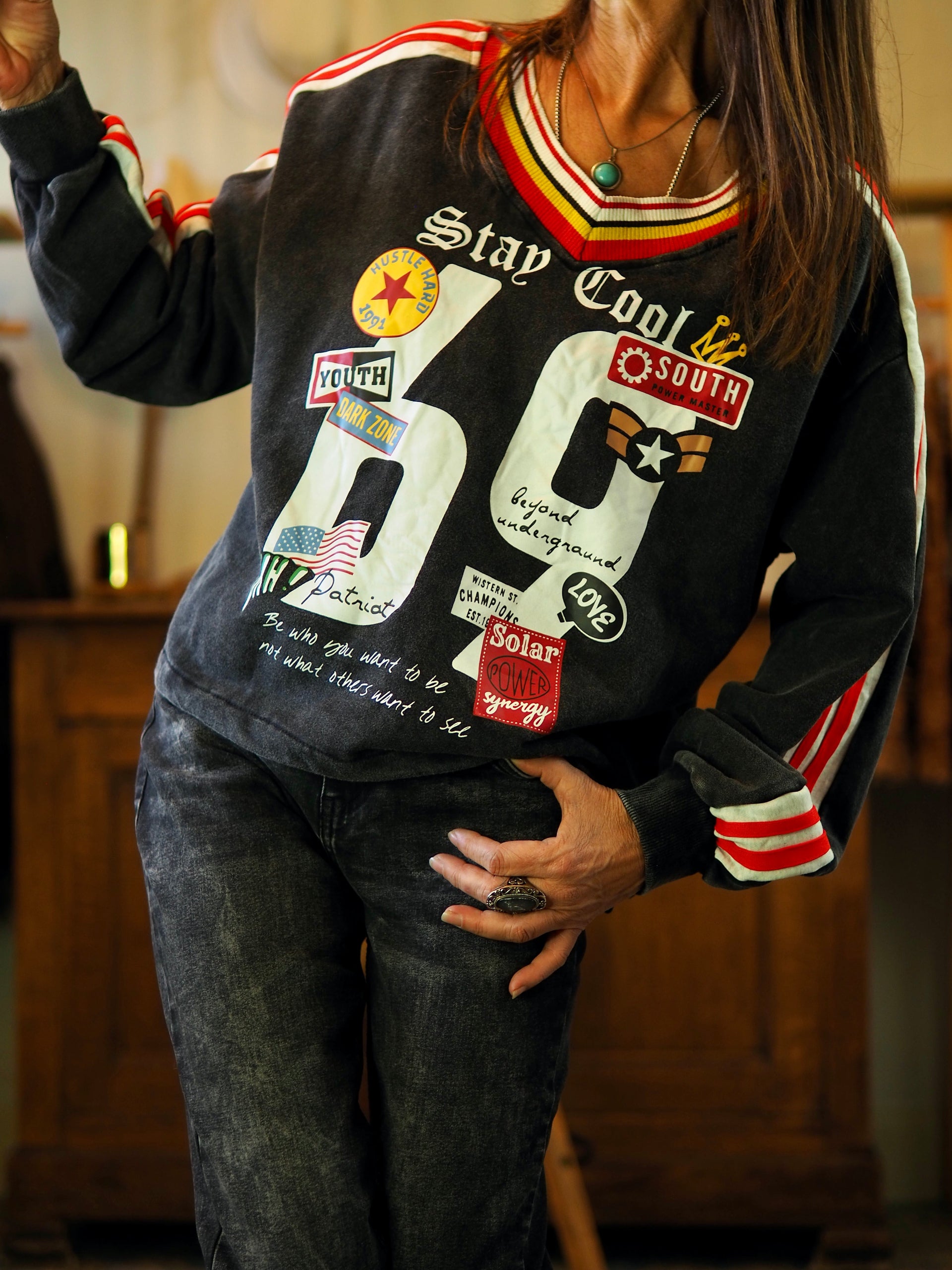 Magnifique sweat anthracite aux inscriptions stylées et col V. À adopter pour un look casual intemporel et sophistiqué.

Taille unique convient du 36 au 42.
100% Coton .
Tour de poitrine 124cm Longueur dos 50cm.