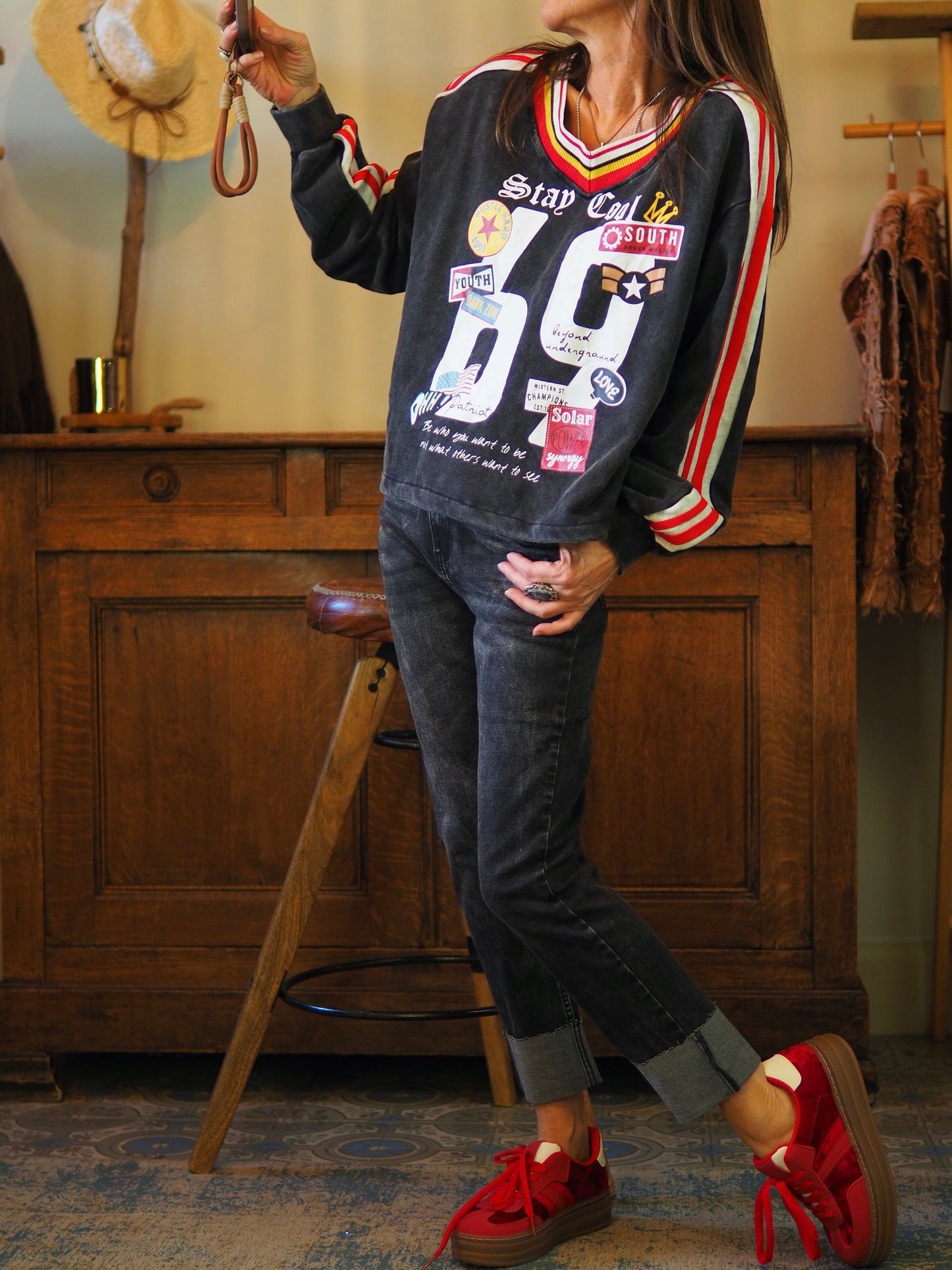 Magnifique sweat anthracite aux inscriptions stylées et col V. À adopter pour un look casual intemporel et sophistiqué.

Taille unique convient du 36 au 42.
100% Coton .
Tour de poitrine 124cm Longueur dos 50cm.