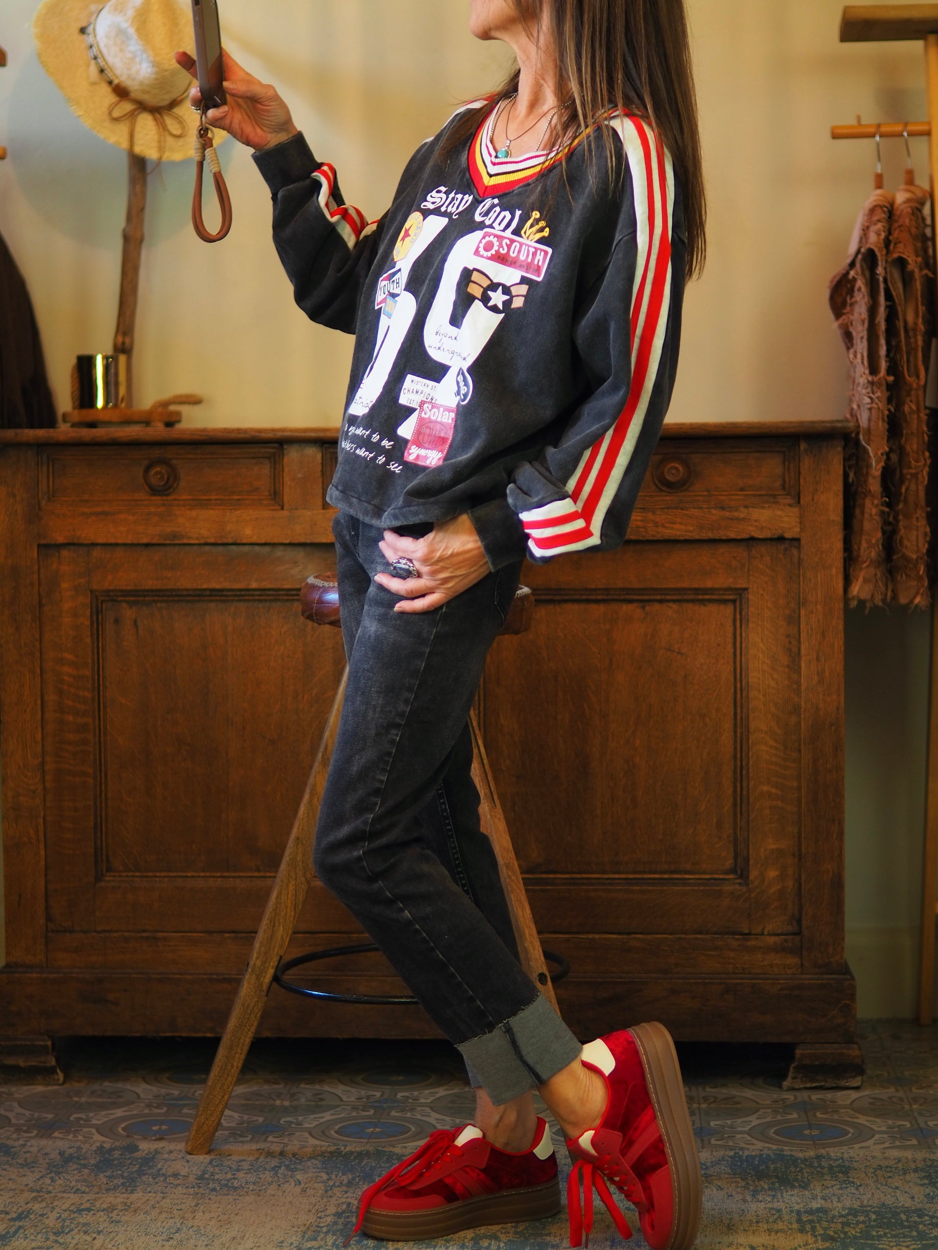 Magnifique sweat anthracite aux inscriptions stylées et col V. À adopter pour un look casual intemporel et sophistiqué.

Taille unique convient du 36 au 42.
100% Coton .
Tour de poitrine 124cm Longueur dos 50cm.