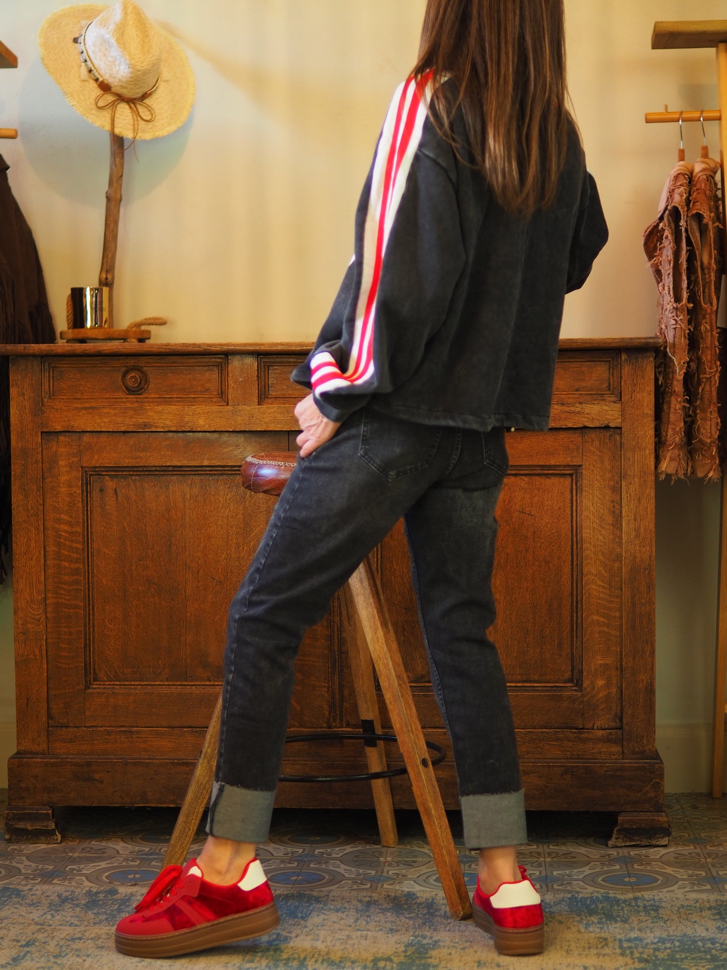 Magnifique sweat anthracite aux inscriptions stylées et col V. À adopter pour un look casual intemporel et sophistiqué.

Taille unique convient du 36 au 42.
100% Coton .
Tour de poitrine 124cm Longueur dos 50cm.