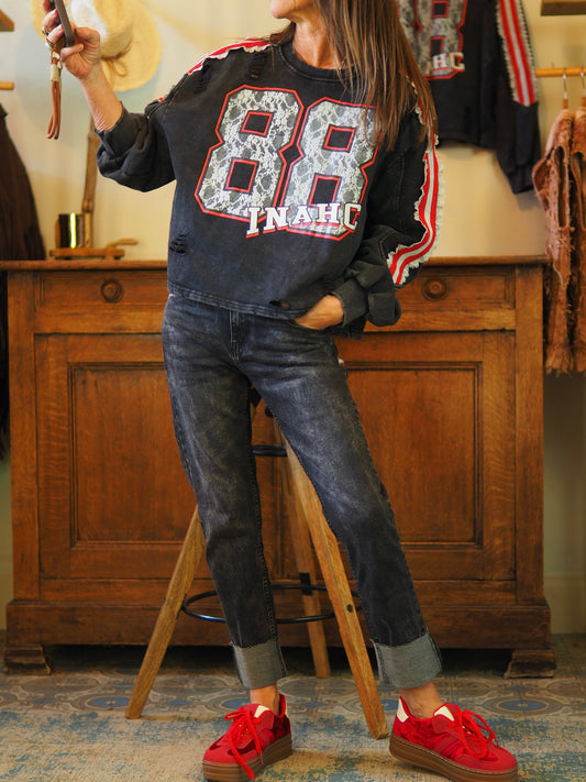 Magnifique sweat anthracite aux inscriptions stylées et col rond. Dentelles sur les manches et endroits déchirés. À adopter pour un look casual intemporel et sophistiqué.

Taille&nbsp;unique 36 au 42.
100% Coton .
Tour de poitrine 124cm Longueur dos 50cm.