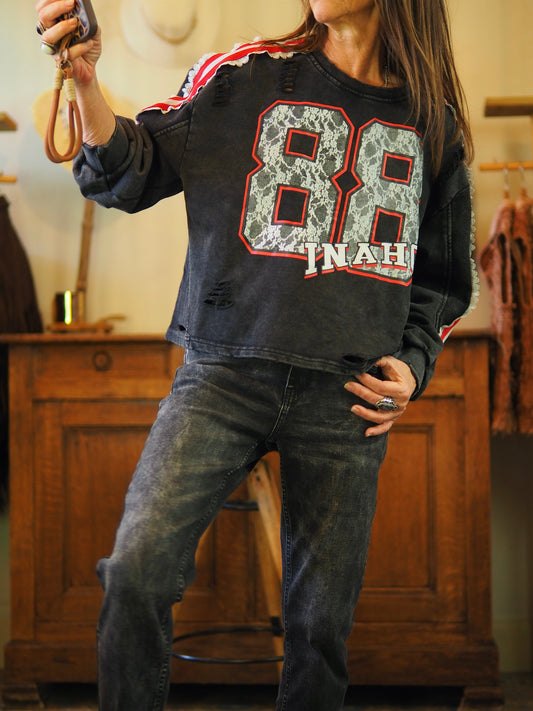 Magnifique sweat anthracite aux inscriptions stylées et col rond. Dentelles sur les manches et endroits déchirés. À adopter pour un look casual intemporel et sophistiqué.

Taille unique 36 au 42.
100% Coton .
Tour de poitrine 124cm Longueur dos 50cm.