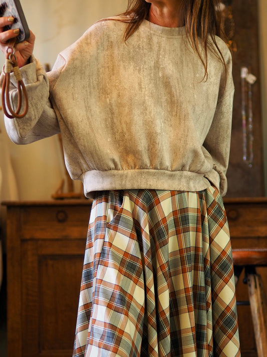 Sweat beige/taupe. 

Taille M/L convient jusqu'au 42.
Tour de poitrine 148cm Longueur dos 56cm.
84% Polyester 11% Viscose 5% Elasthane.