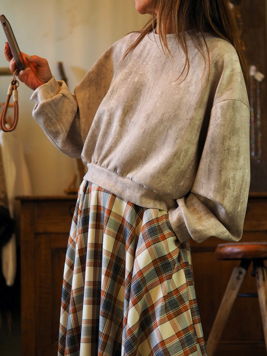 Sweat beige/taupe. 

Taille M/L convient jusqu'au 42.
Tour de poitrine 148cm Longueur dos 56cm.
84% Polyester 11% Viscose 5% Elasthane.