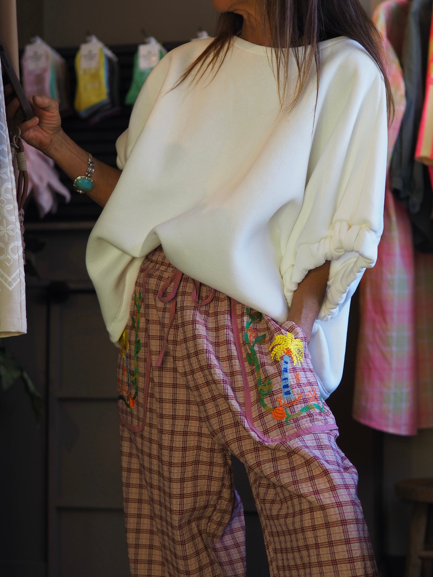 Taille unique convient du 36 au 46.

Mesures : Tour de poitrine 150cm Longueur dos 63cm.
Composition : 100% Coton.
Cathy mesure 1m66 fait un 36 et porte une taille unique.


Sweat épais blanc avec flocage dans le dos. Coupe droite. Manches courtes élastiques.